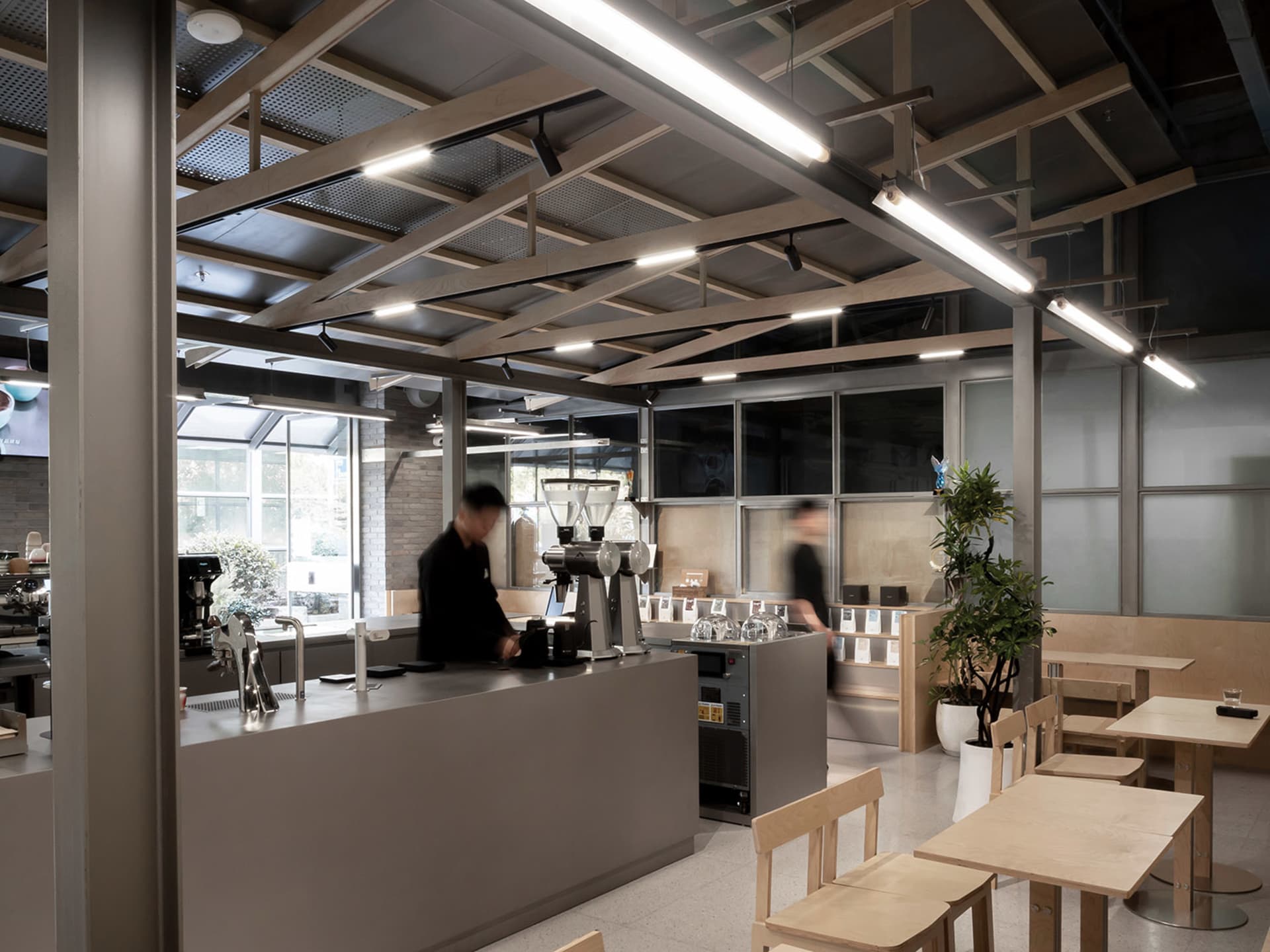 開放式用餐區有多張餐桌、長椅與座椅，自然光與人工照明充足，氛圍溫馨吸引人