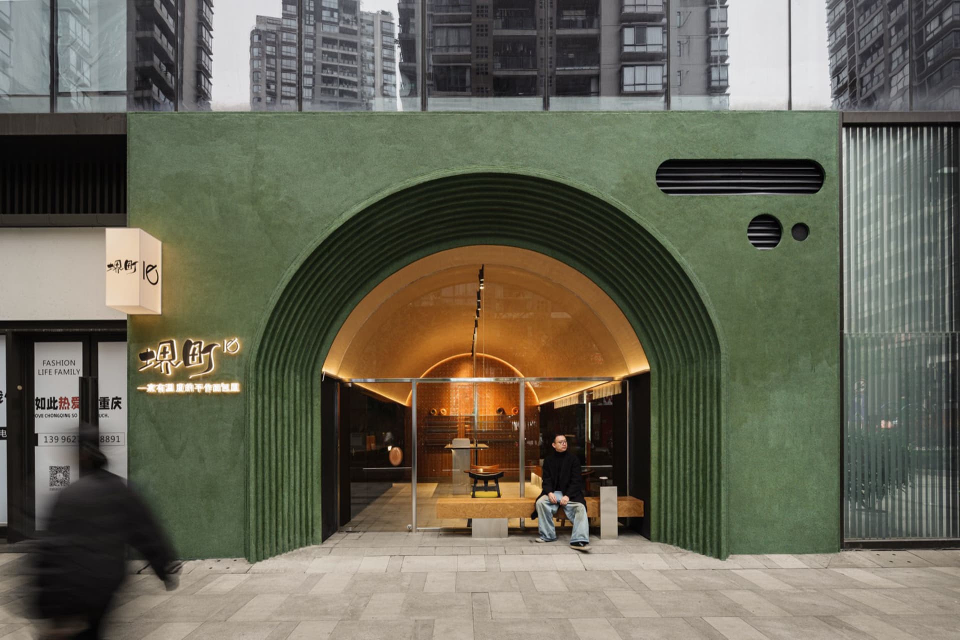 綠牆與拱門入口的熱鬧亞洲餐廳，顧客在長椅與椅子上享用餐點