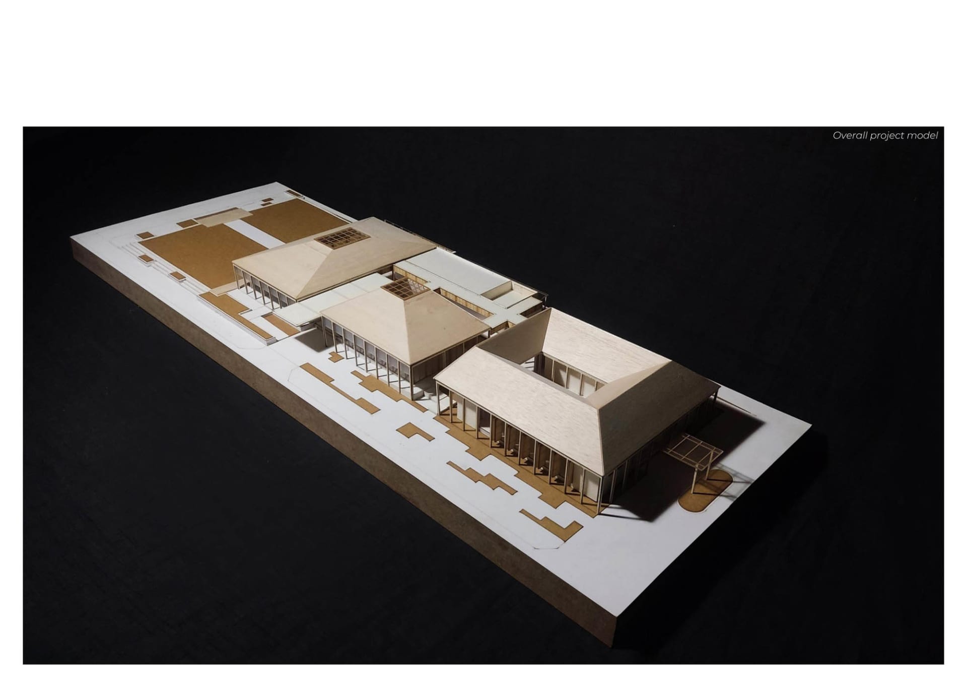 現代博物館的建築模型，採用木結構，展現寬敞開放空間，包含多個房間與走廊