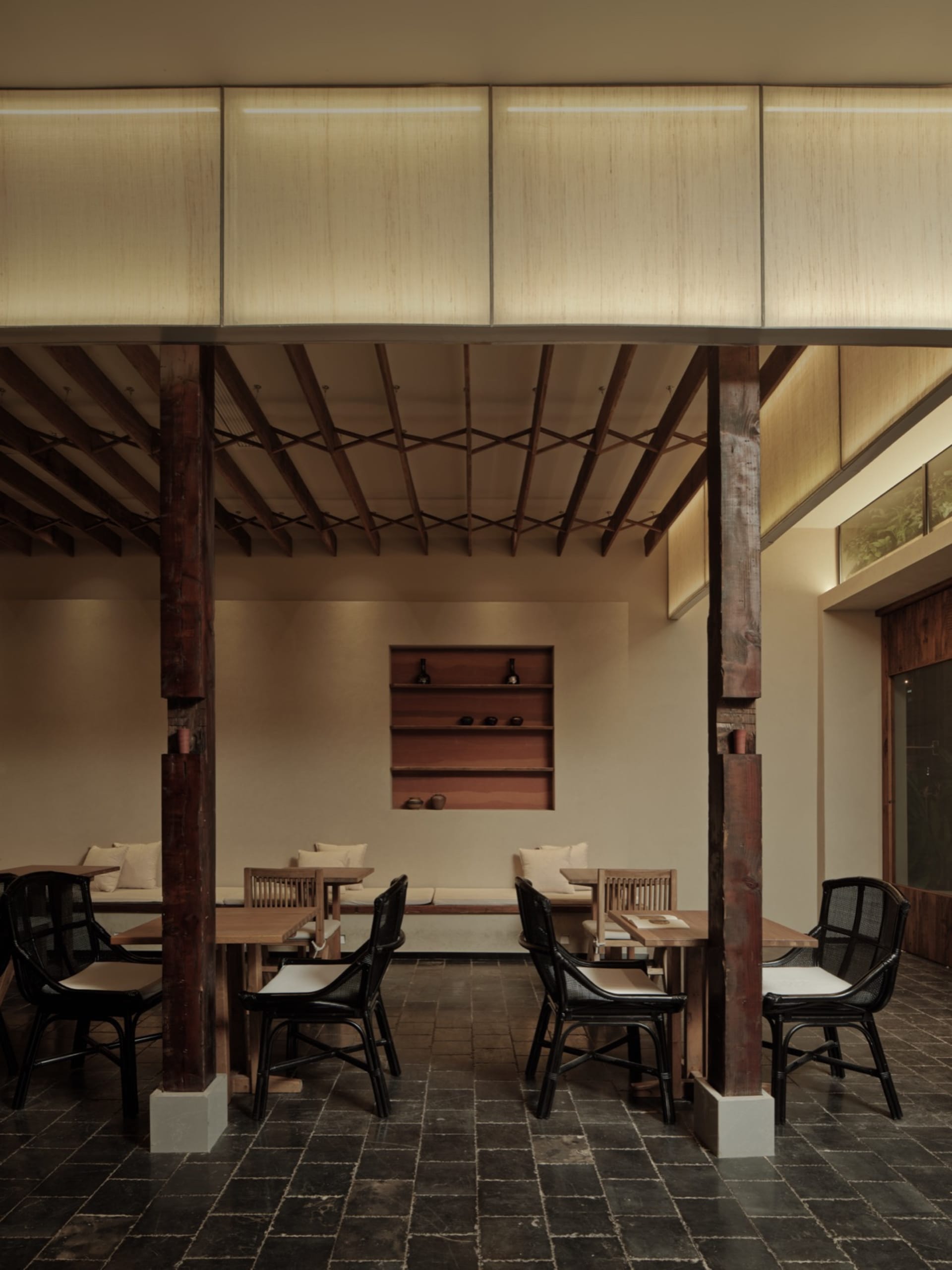 溫馨餐廳內部，木樑、柔和燈光，桌上擺放酒杯