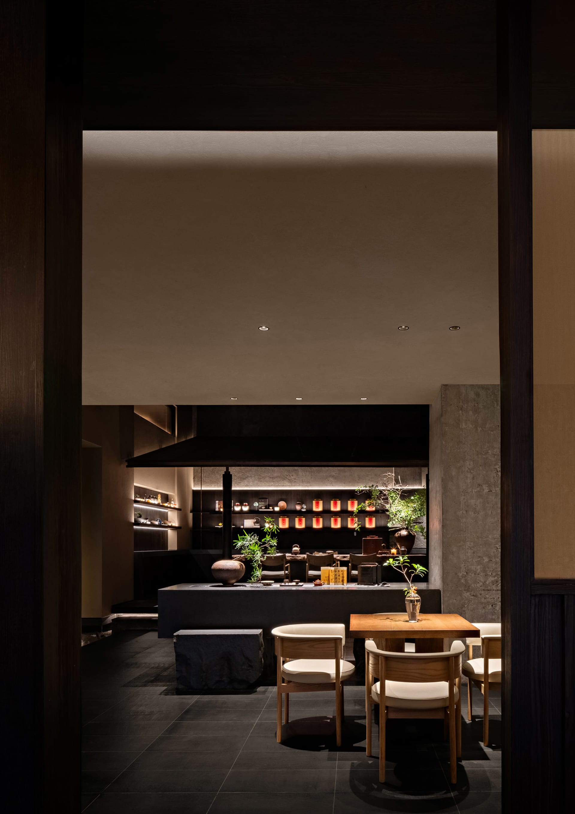 舒適的餐廳用餐區，配有椅子、桌子、盆栽植物，以及牆面裝飾元素