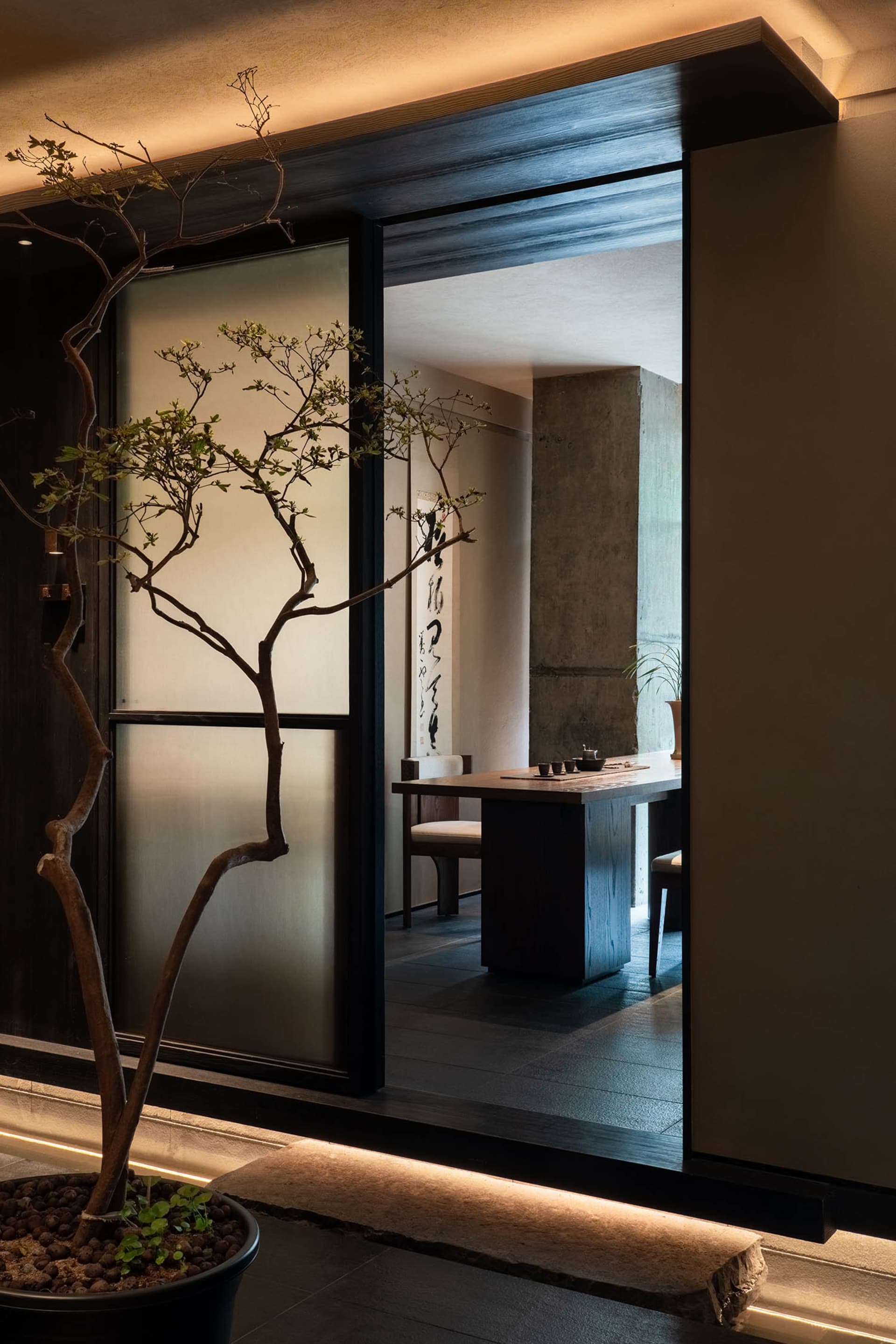 現代風格餐廳，設有餐桌與椅子、盆栽，以及提供自然光線的大型窗戶