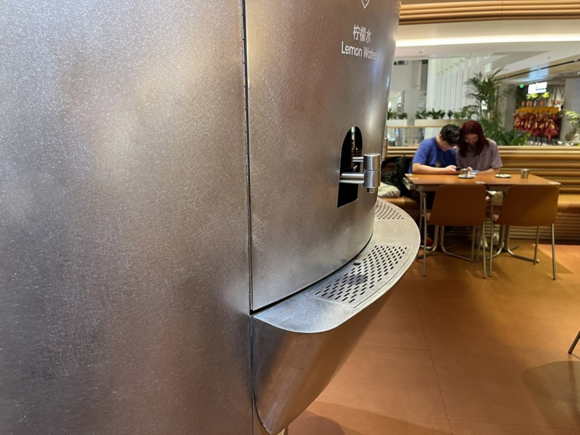 兩人在休閒廚房中站在金屬冰箱旁