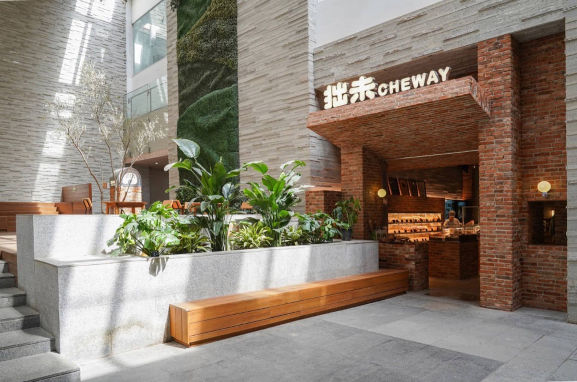 磚牆外觀溫馨亞洲餐廳，餐桌、盆栽植物與舒適氛圍