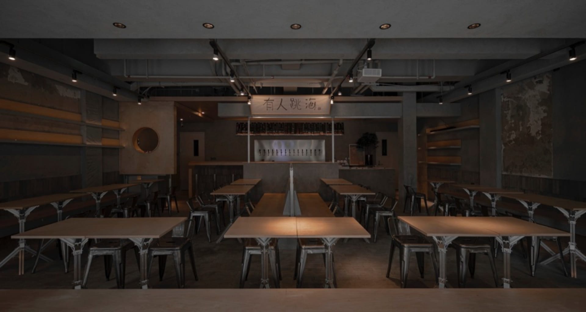 燈光柔和的餐廳配金屬桌椅，營造溫馨氛圍