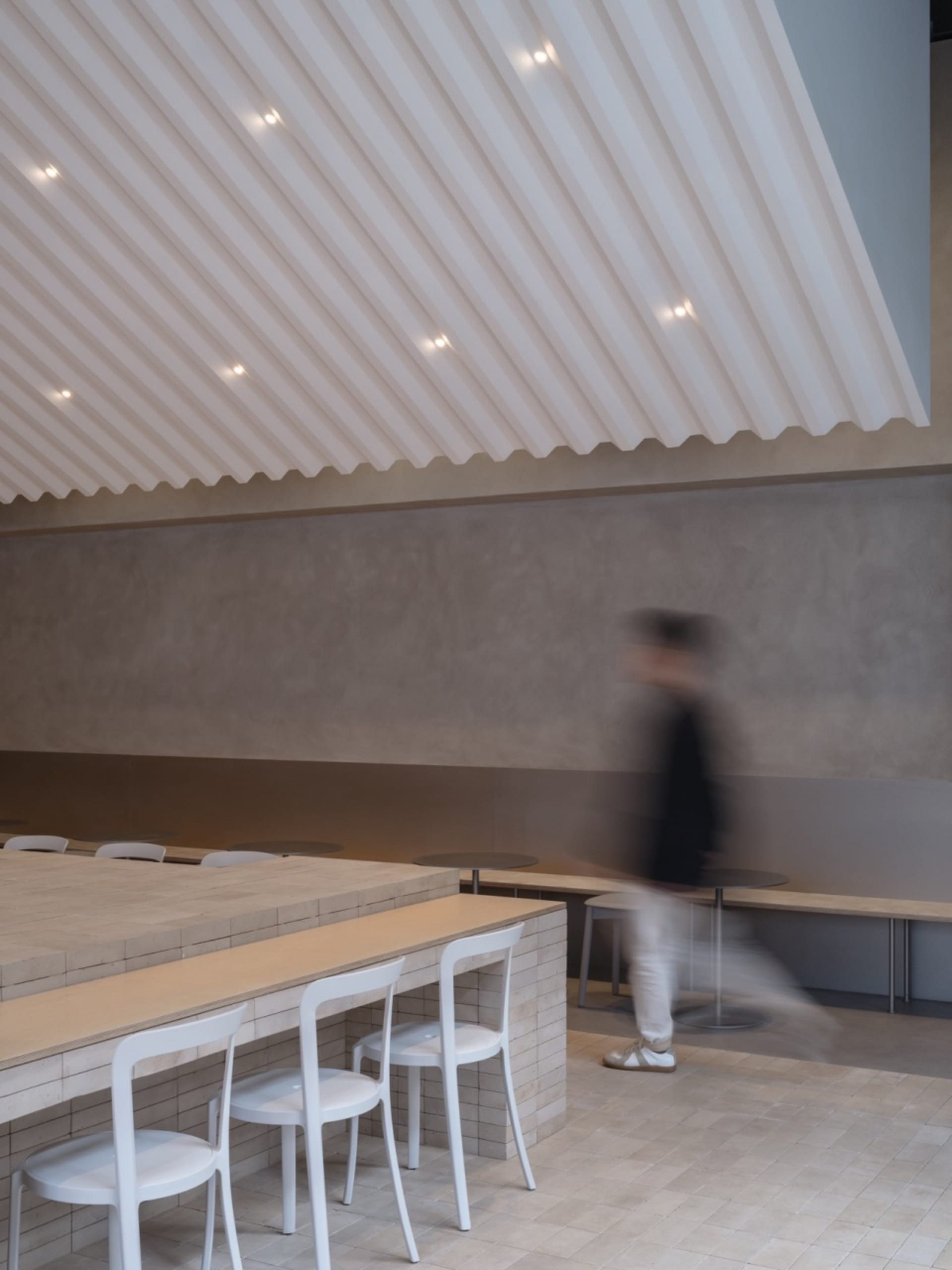 休閒餐廳用餐區，空間內擺放多張椅子與小桌，營造舒適的用餐氛圍