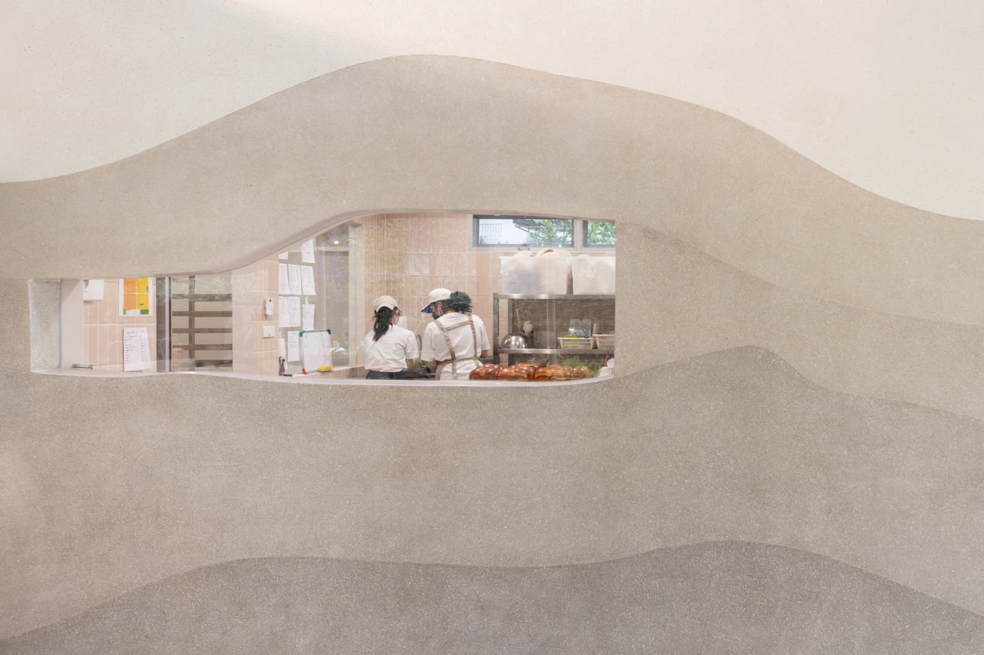 餐廳內部空間，設有桌椅，人們正在交談或工作