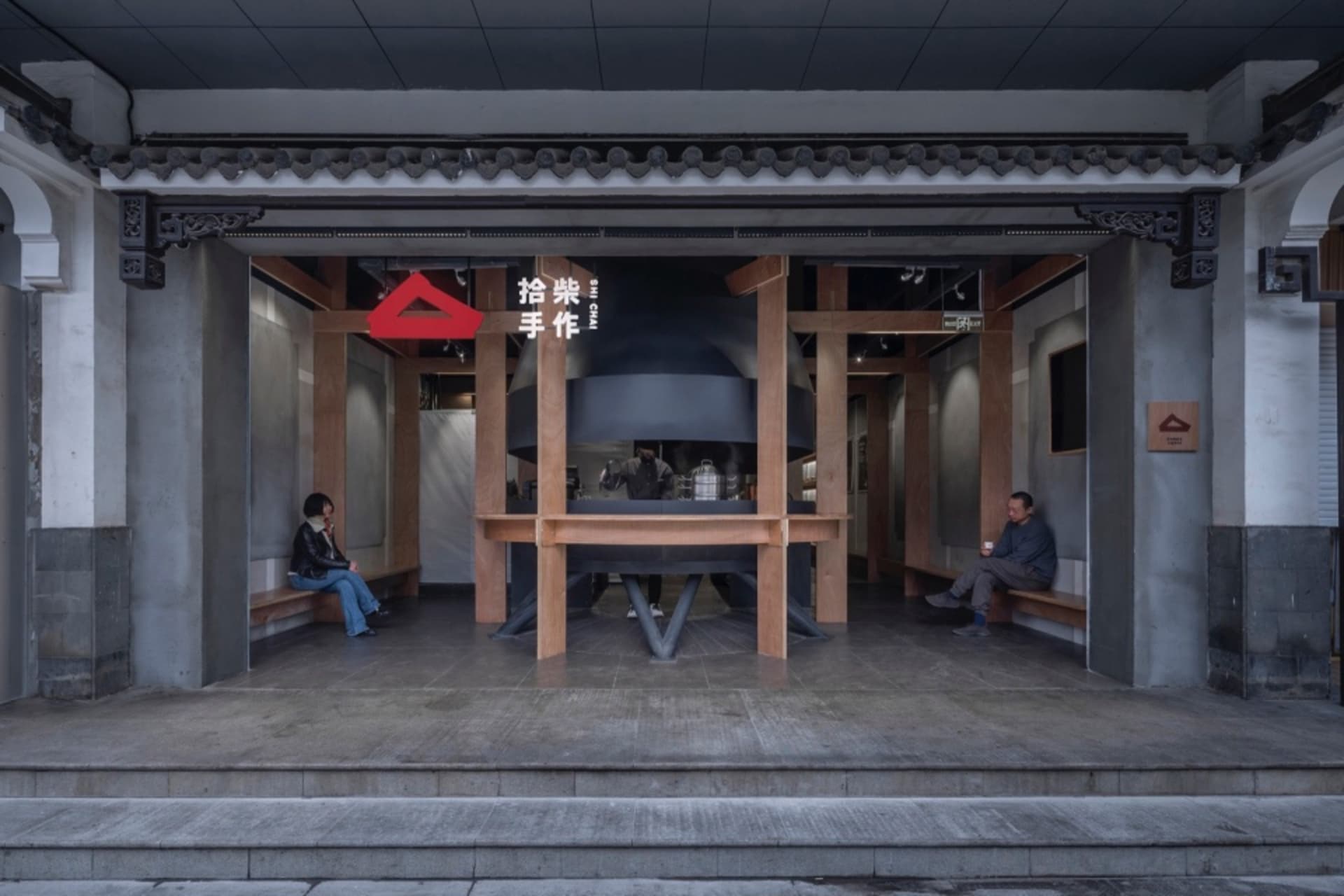 現代亞洲餐廳內的大型餐桌、椅子，以及數位顧客在時尚舒適的氛圍中享用美食