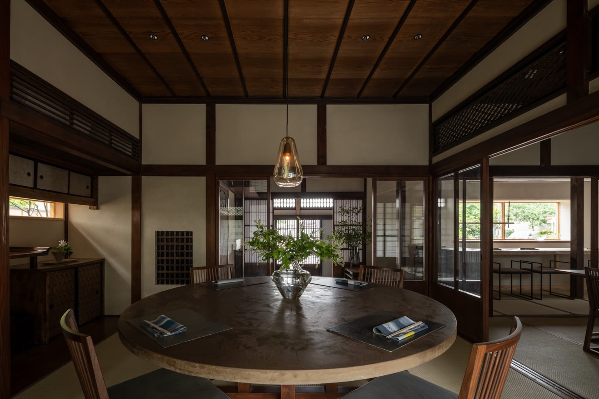 溫暖舒適的餐廳空間，配有木桌、椅子與花瓶，營造溫馨氛圍