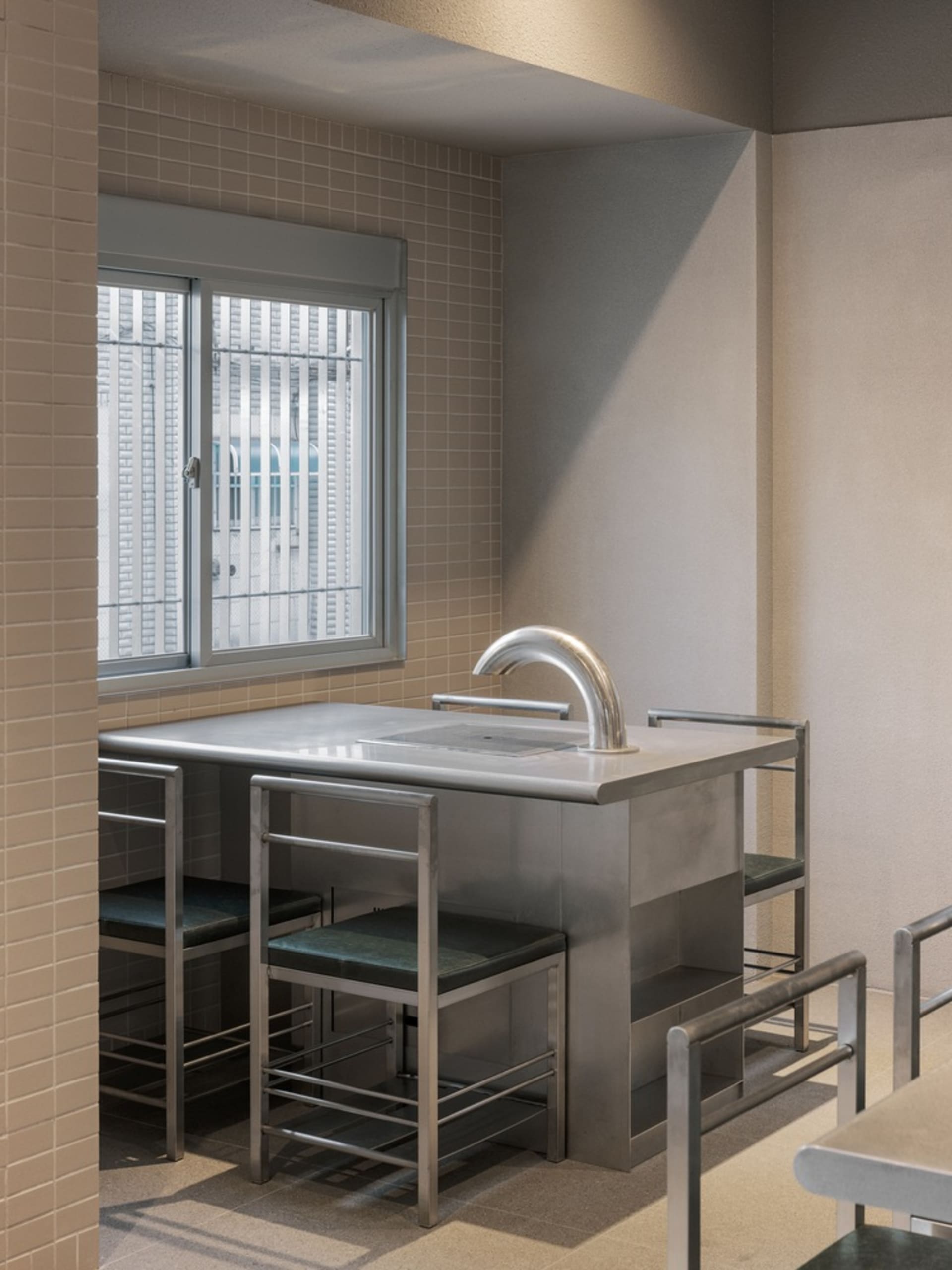 空浴室配金屬洗手台與窗戶、兩把椅子及自然光線