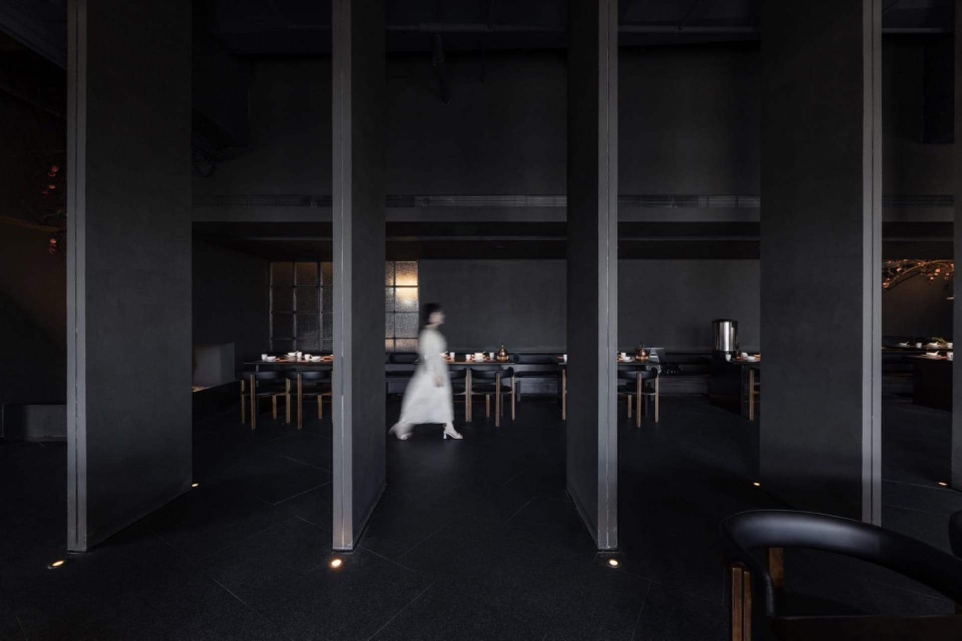 寧靜而溫馨的黑白主題餐廳，寬敞走廊內擺放餐桌椅