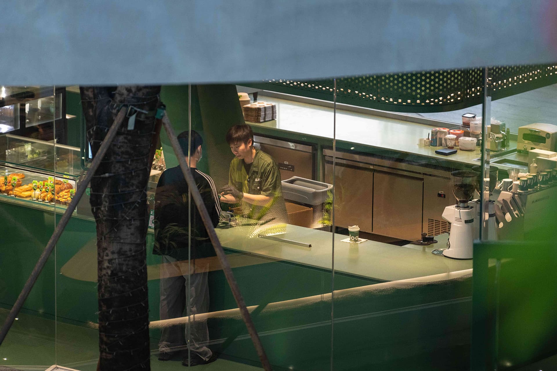 綠牆休閒餐廚場景，包含料理台與各式廚具，傳達清新活潑氛圍