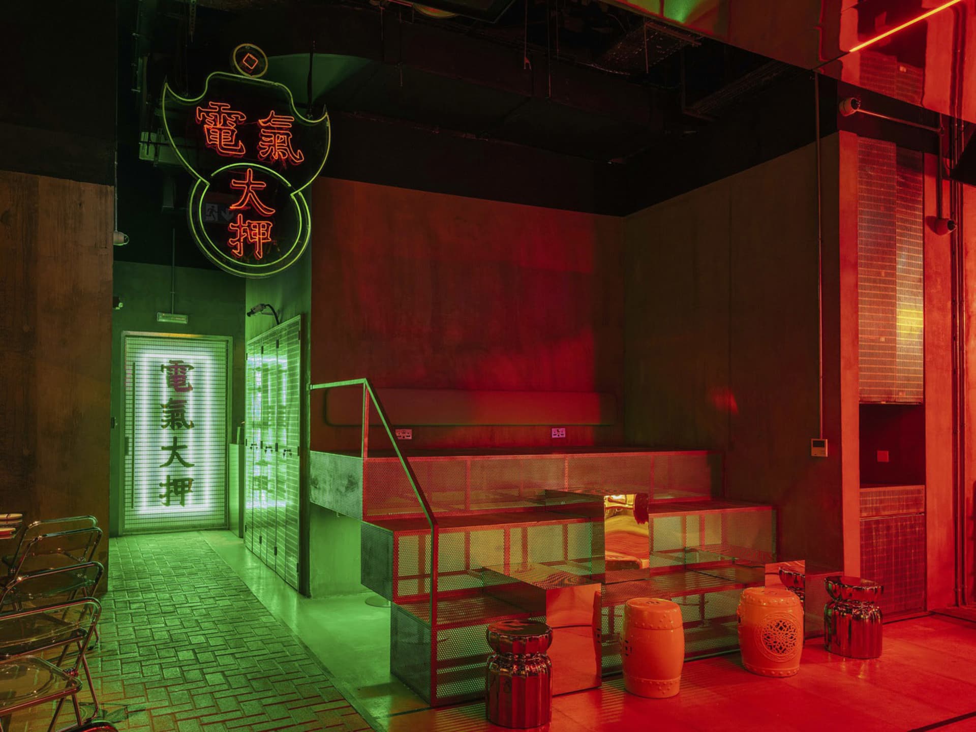充滿活力的亞洲餐廳內部，紅綠霓虹燈招牌、磁磚地板與現代傳統裝飾