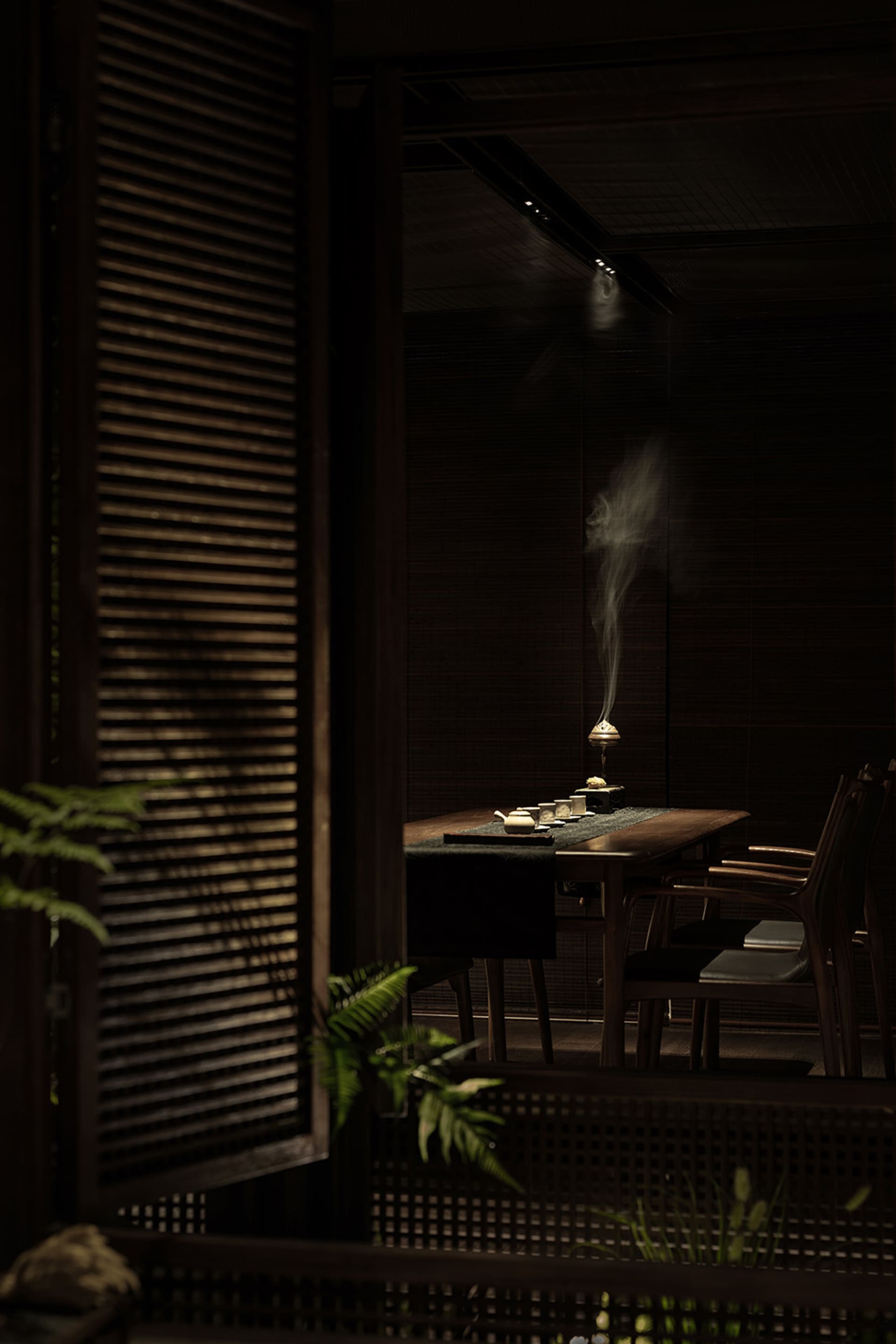 溫暖親切的亞洲餐廳內部，配有木桌椅，營造舒適氛圍