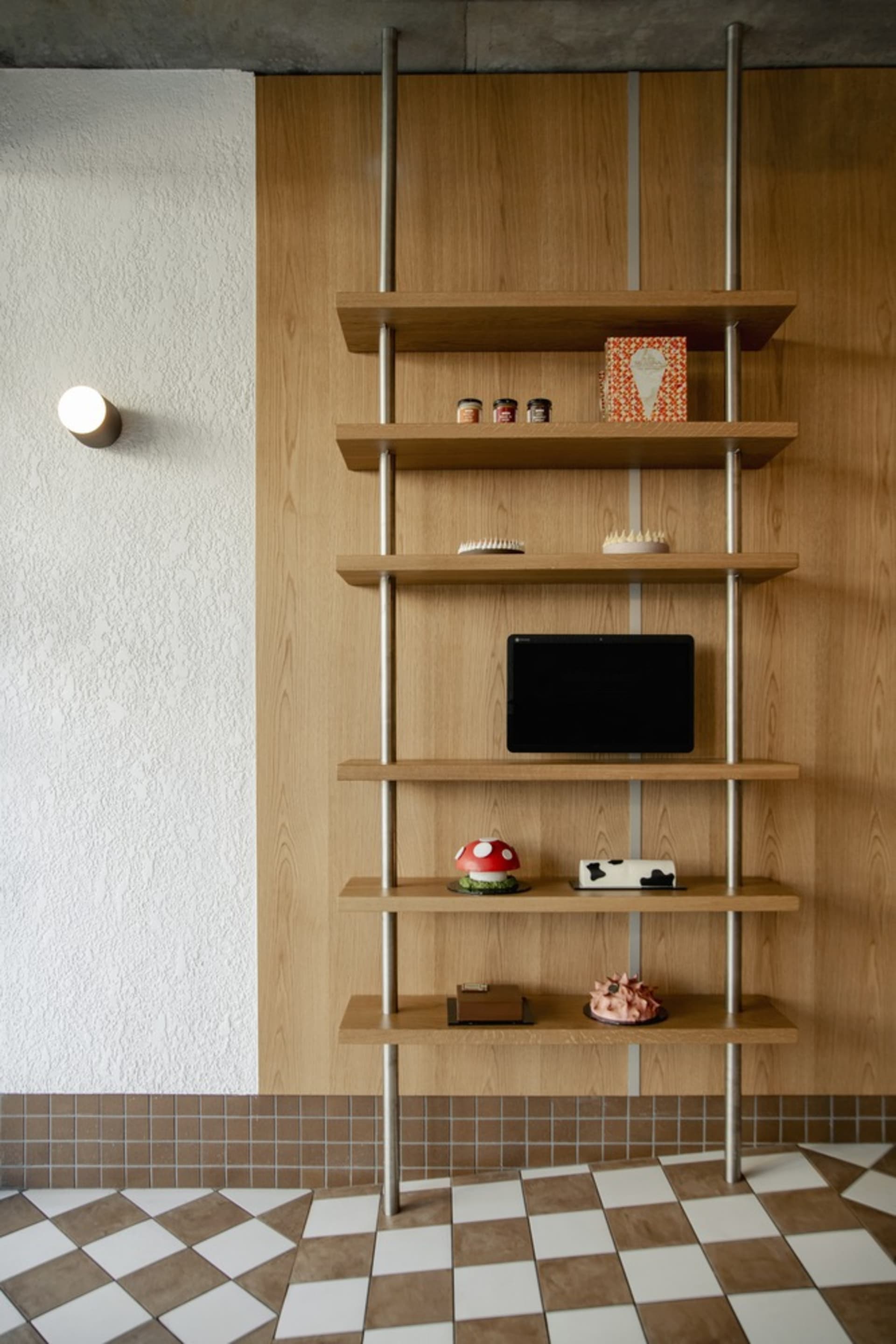 A wooden bookshelf filled with books, a TV, and decorative objects, creating a cozy and comfortable living space