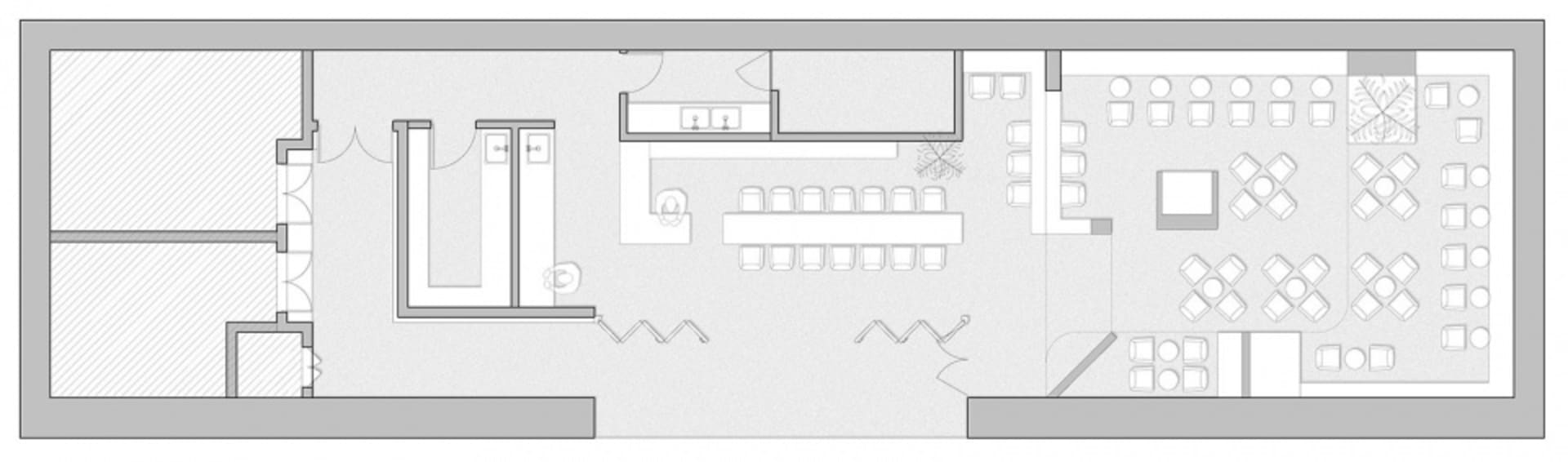 寬敞空曠的餐廳空間，以白色為主調，室內散置多把椅子，營造出寬敞且溫馨的環境