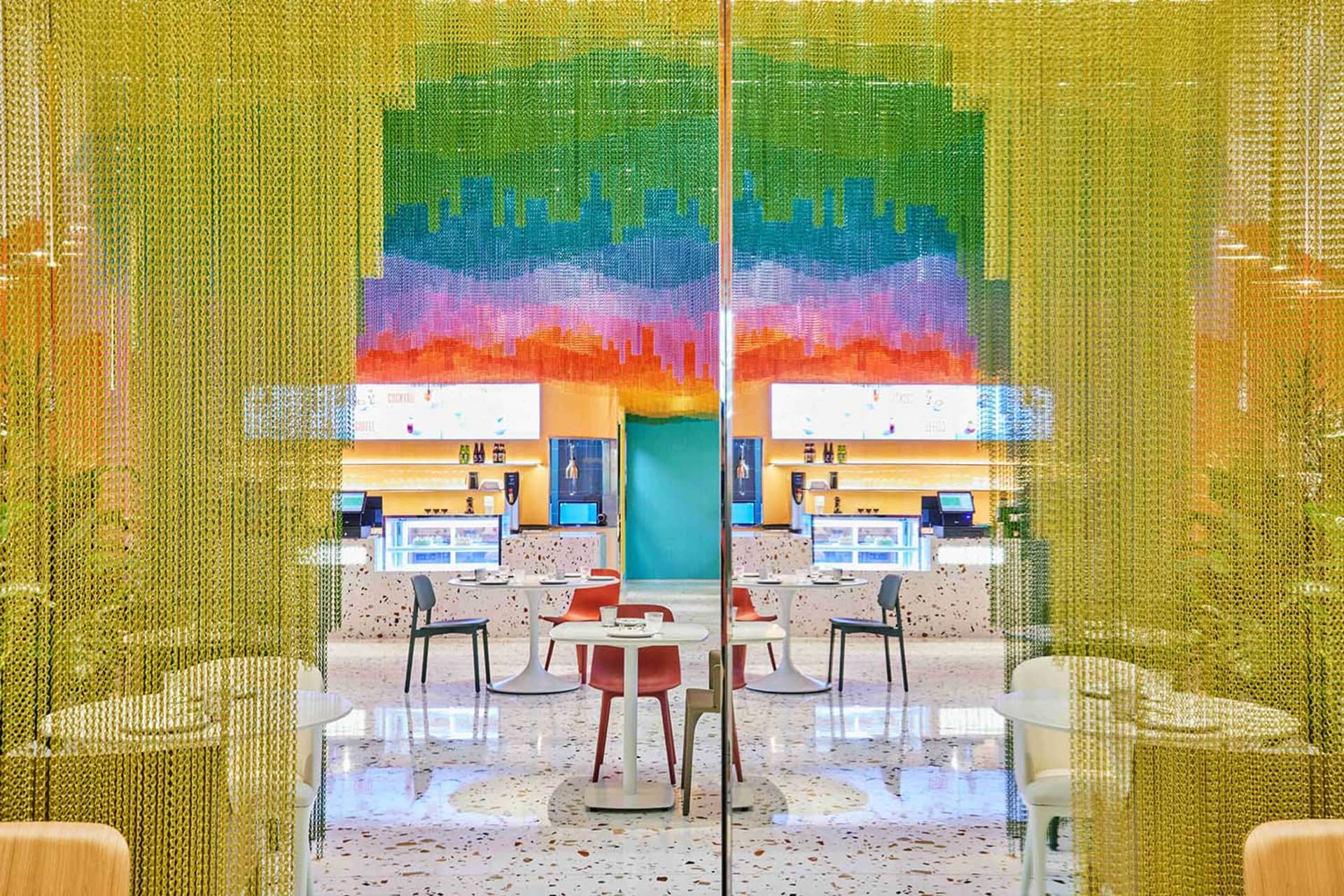 現代餐廳區配有多張白色餐桌椅，營造清爽舒適的用餐或咖啡氛圍