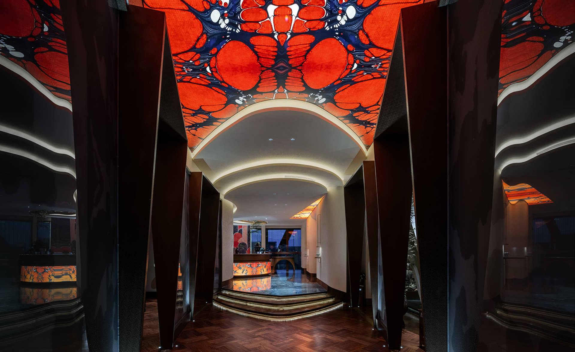 華麗大廳配紅色天花板設計、大理石檯面，展現現代奢華氛圍