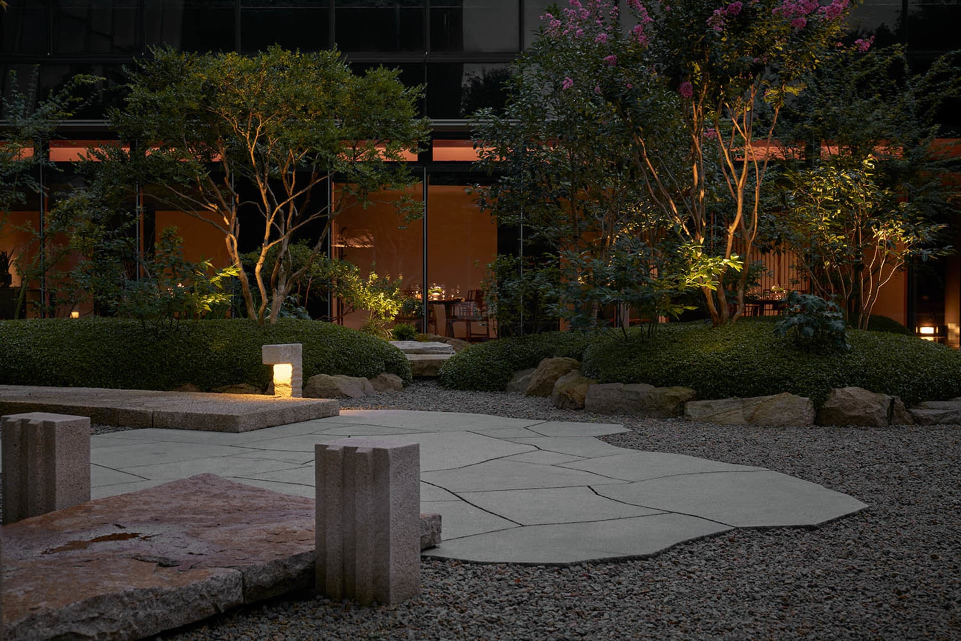 夜晚露台場景，設有餐桌、椅子與盆栽，營造舒適氛圍，適合社交或戶外用餐
