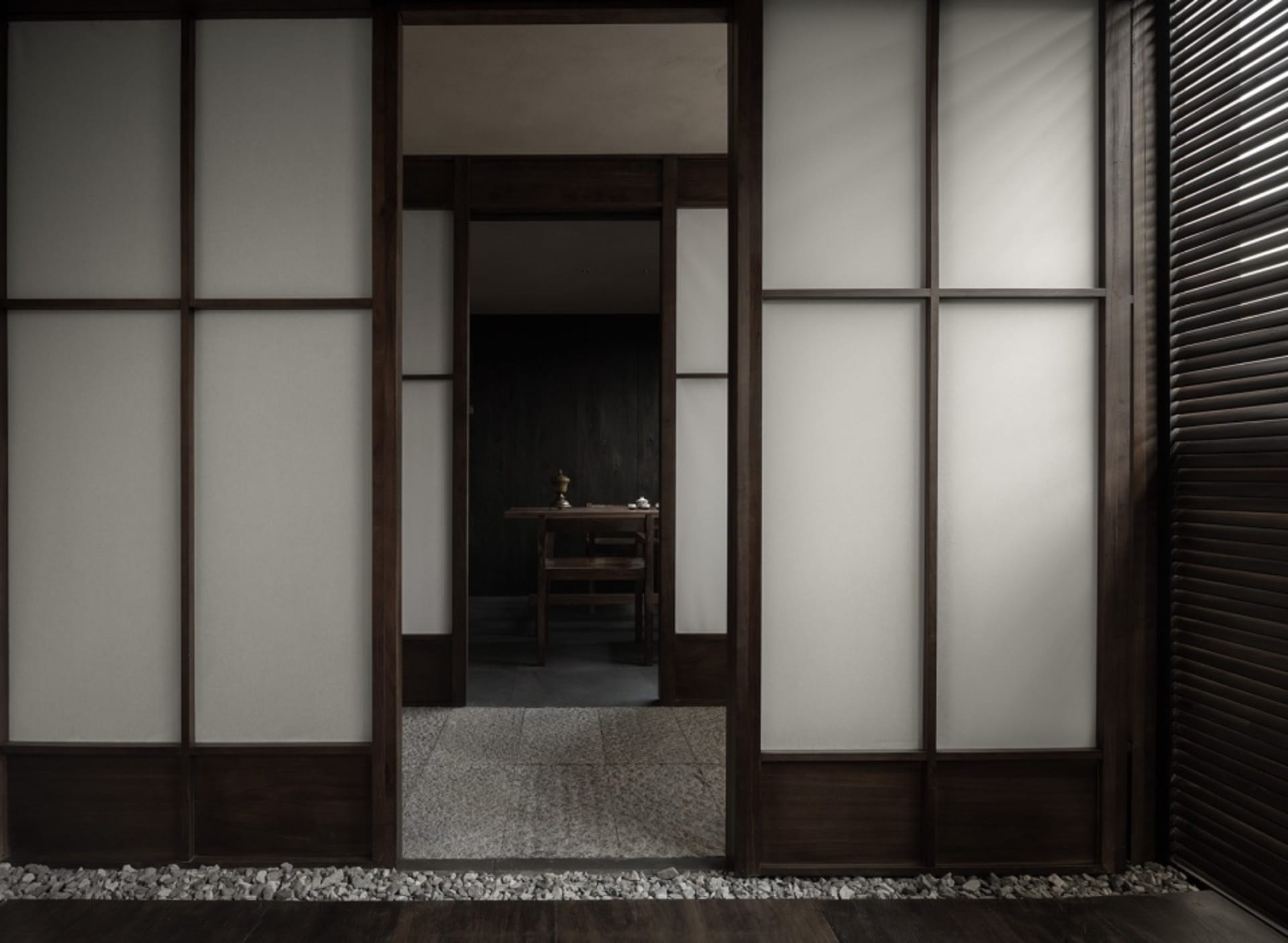 溫馨亞洲風格餐廳，配有木門與牆面、餐桌、椅子及花瓶，營造溫暖舒適的氛圍