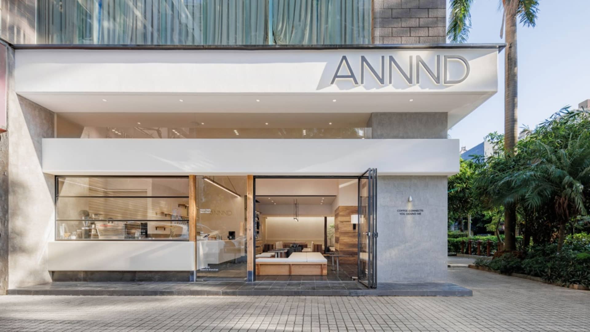 寬敞開放的飯店休閒廳，設有多處座位區、餐桌與沙發，營造出適合社交或用餐的溫馨氛圍