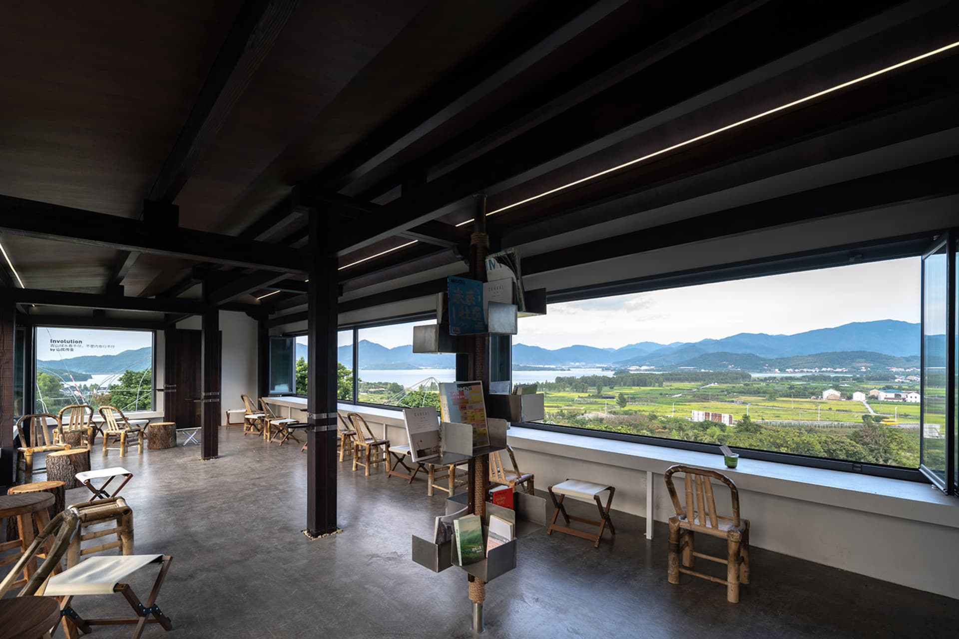 溫馨客廳空間，木質地板與牆面、大片窗戶，眺望周圍山景
