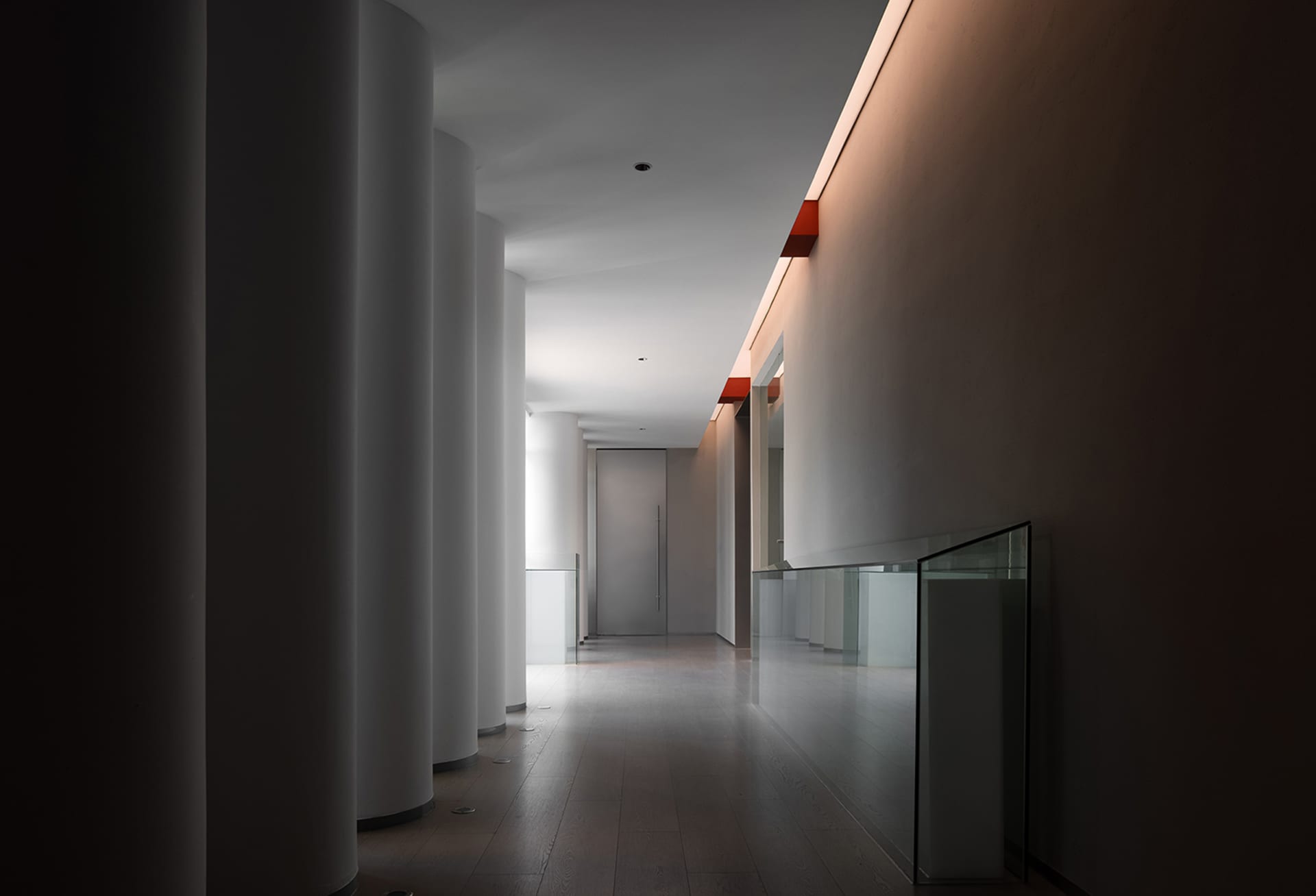 Empty office hallway with white columns, a sense of order and symmetry, and a calm atmosphere