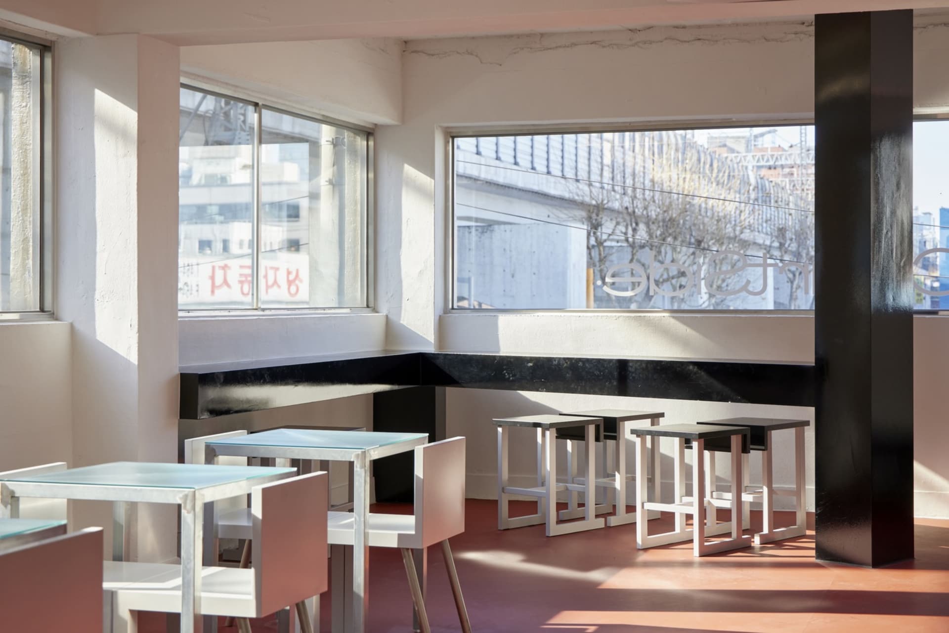乾淨整潔的餐廳內部，配有多張餐桌與座椅，準備好迎接顧客