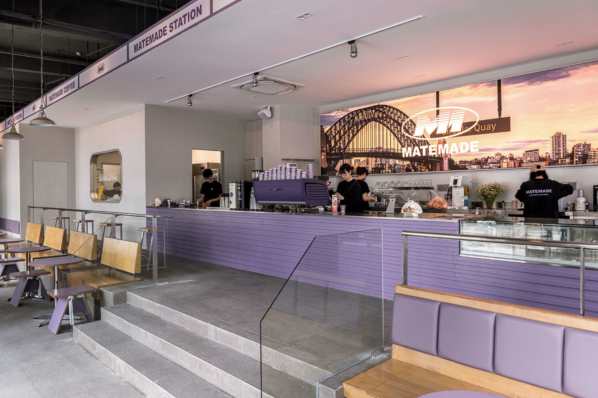 擁有紫色吧台、自然光線與舒適用餐座位的餐廳內部