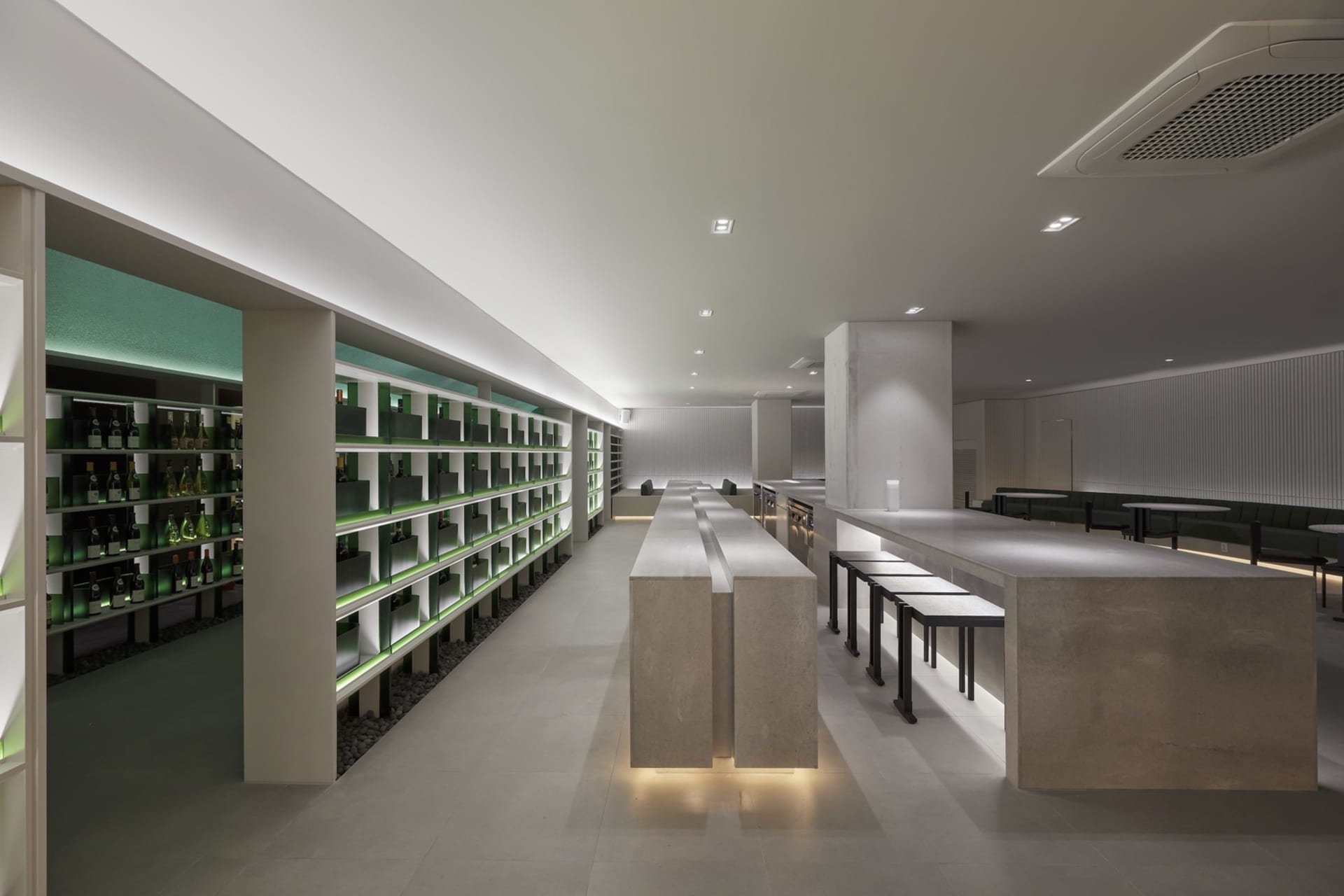 現代餐廳內部，白色牆面、木質家具與提供溫暖燈光的燈具