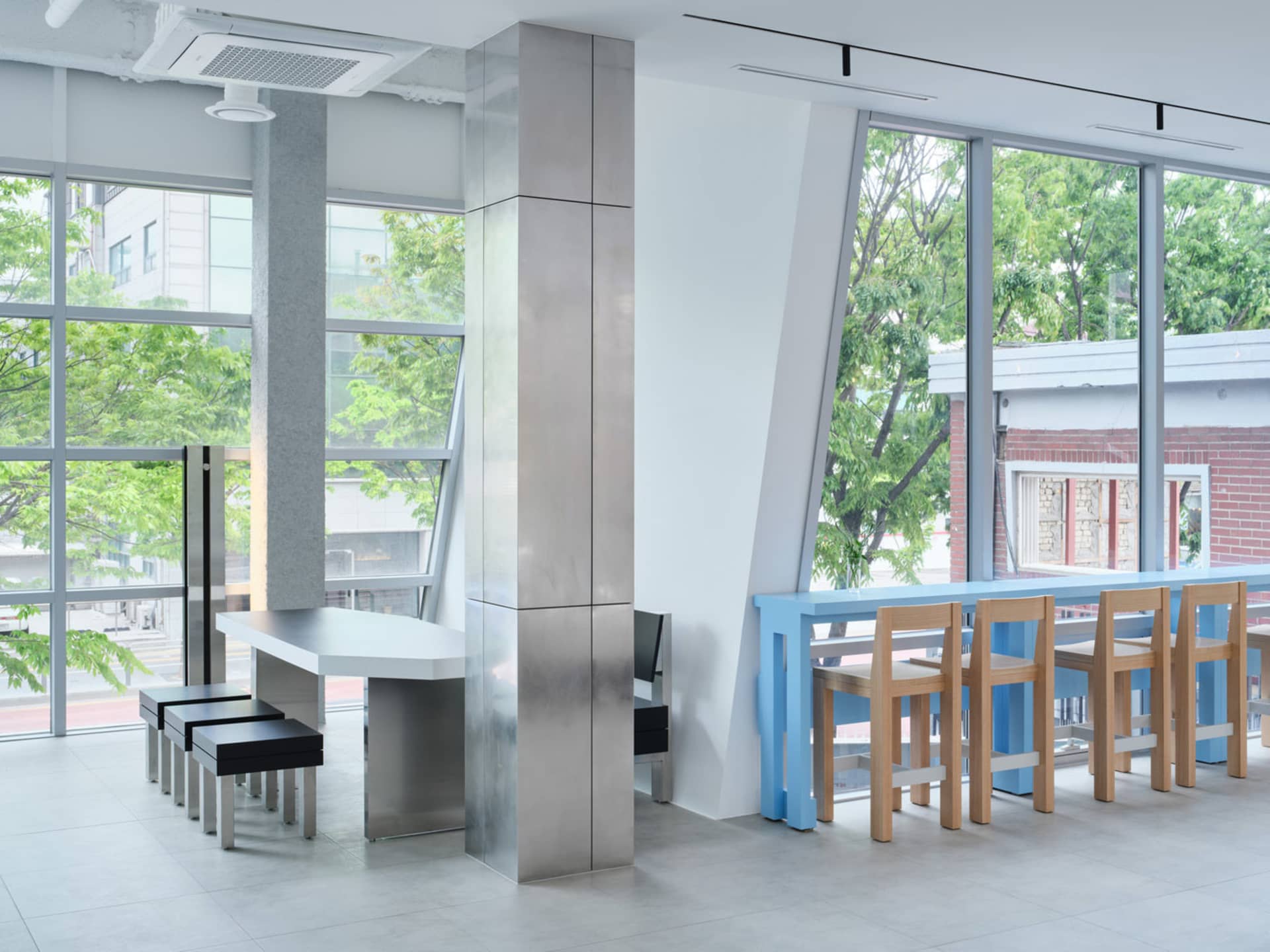 明亮溫馨的開放式廚房與餐廳區，擁有大片窗戶、餐桌與額外工作空間