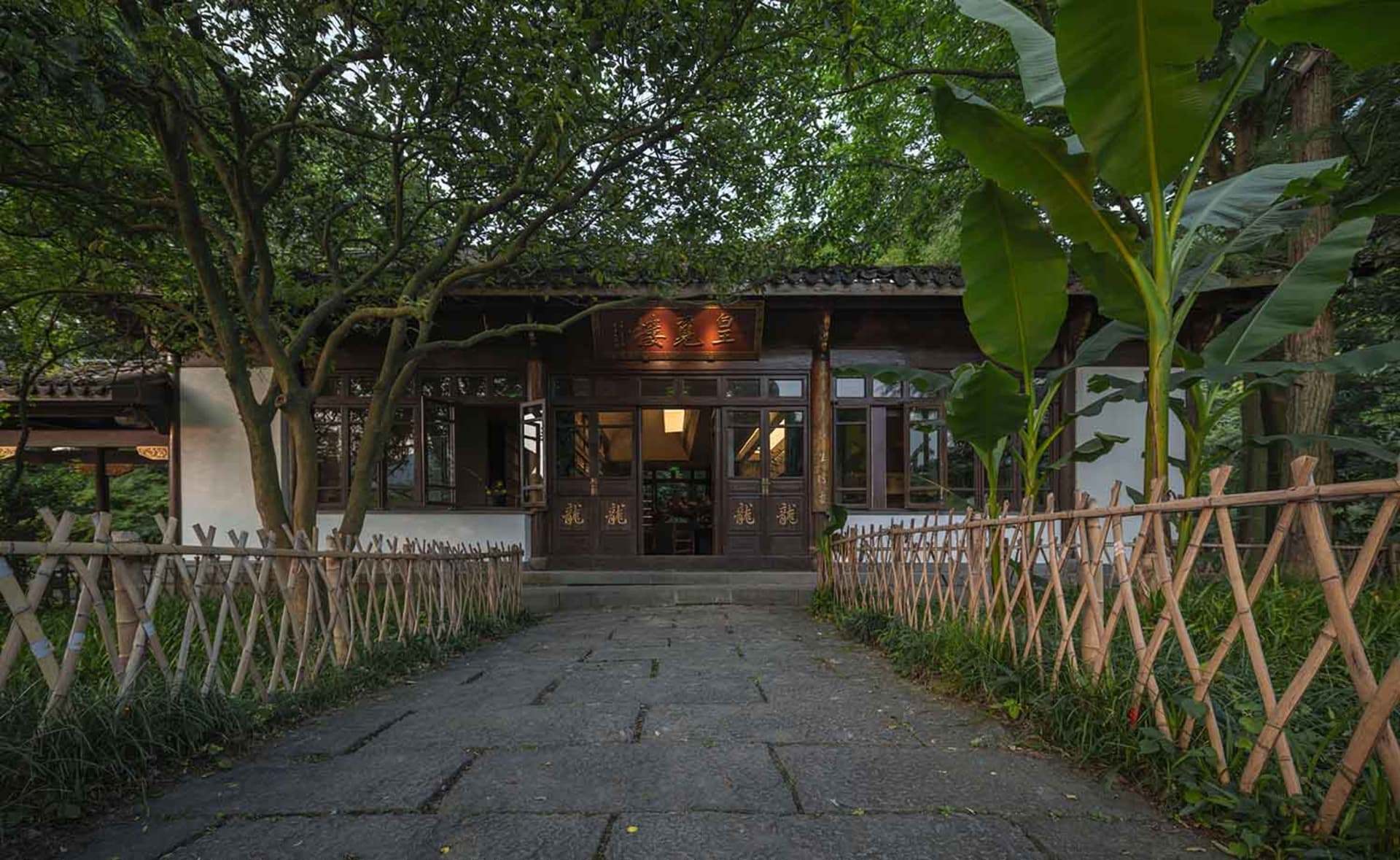 寧靜亞洲庭院，配有木柵欄、大門戶，周圍擺放座椅