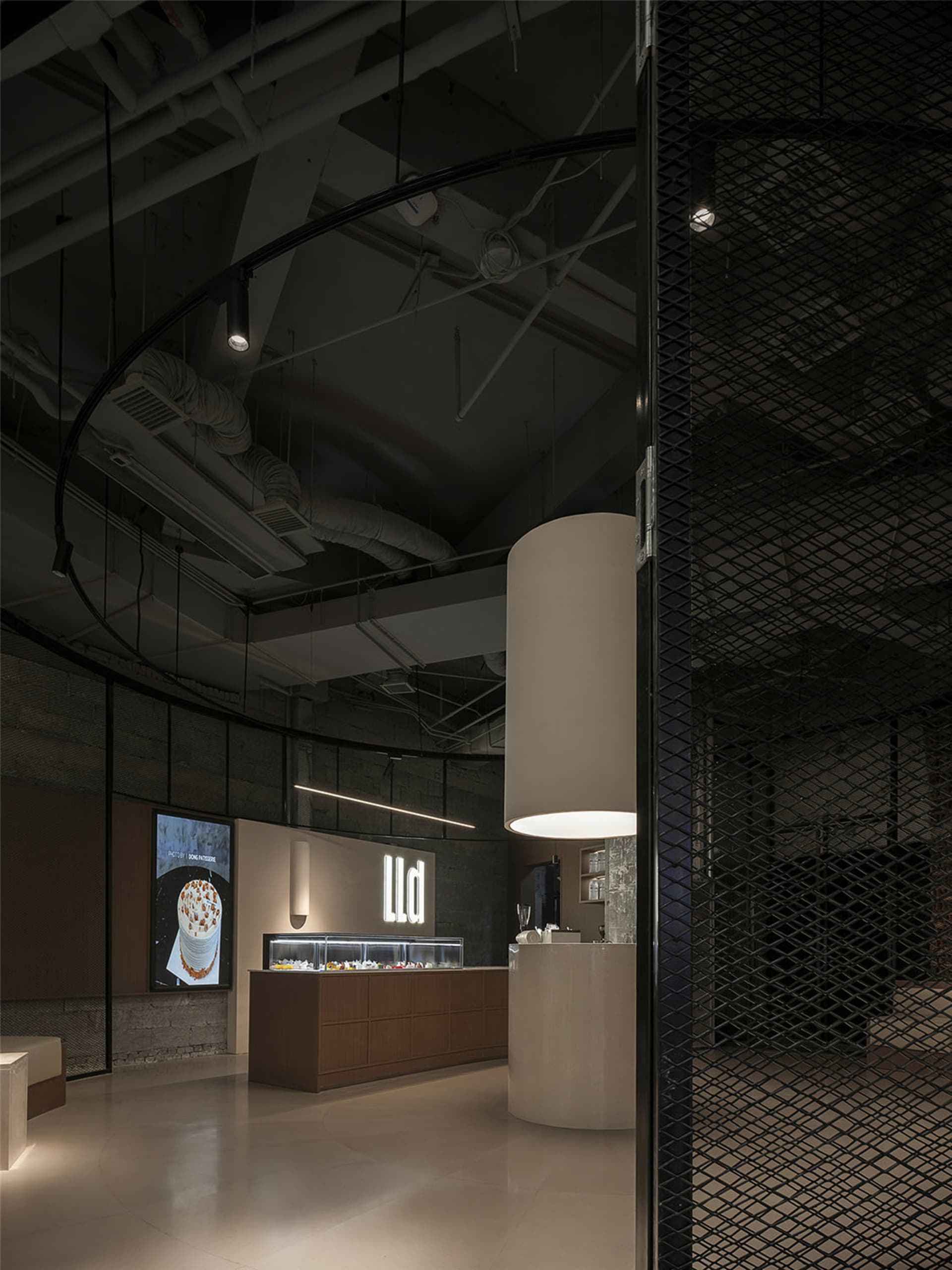 白色櫃檯與座位區的商業空間，展示瓶裝飲料與杯具，整潔井然有序的氛圍