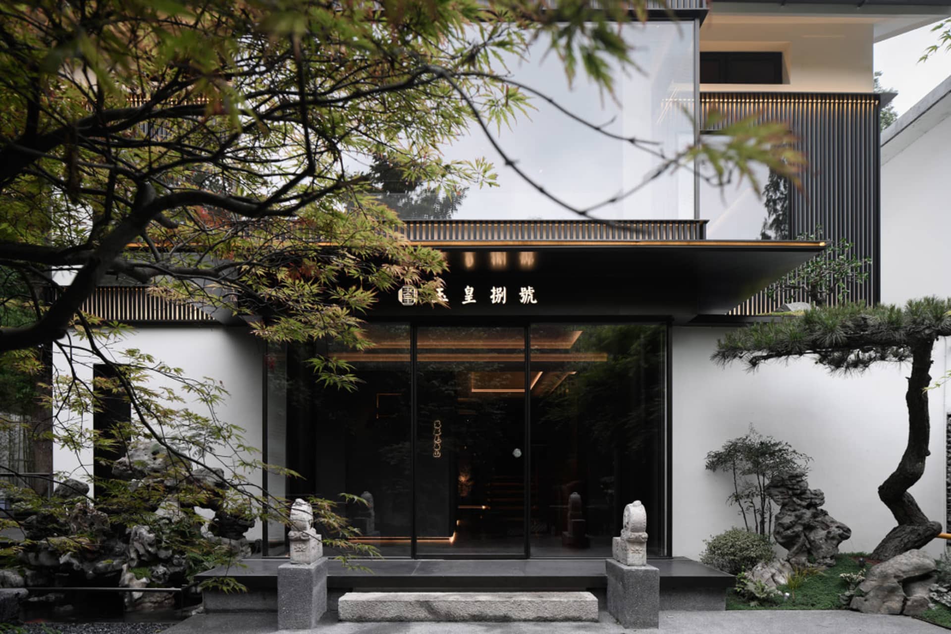 寧靜亞洲風格建築，石拱門入口，昏暗室內空間，門邊兩尊雕像