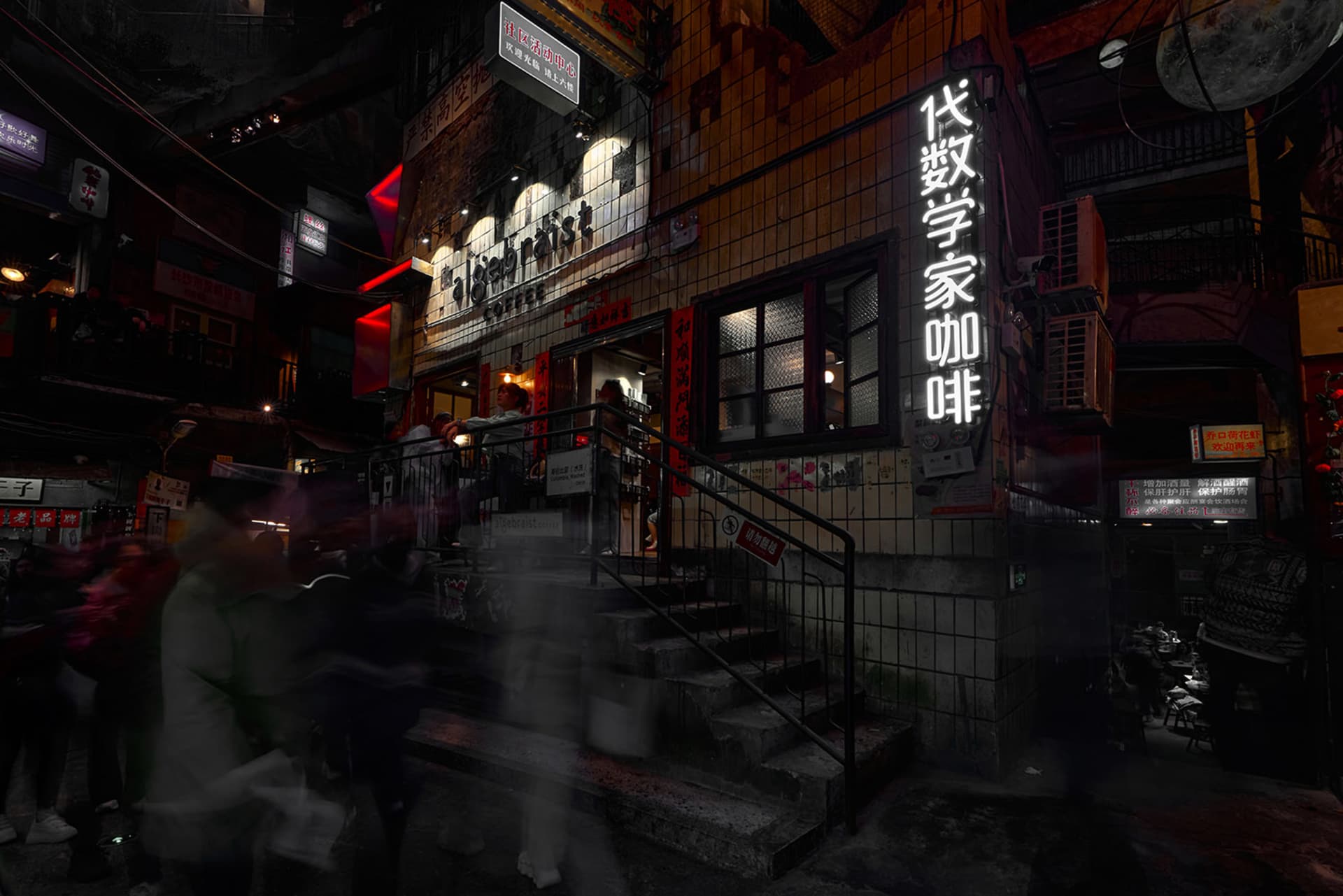 夜晚熱鬧的亞洲餐廳，入口處有階梯通往，環繞著都市行人