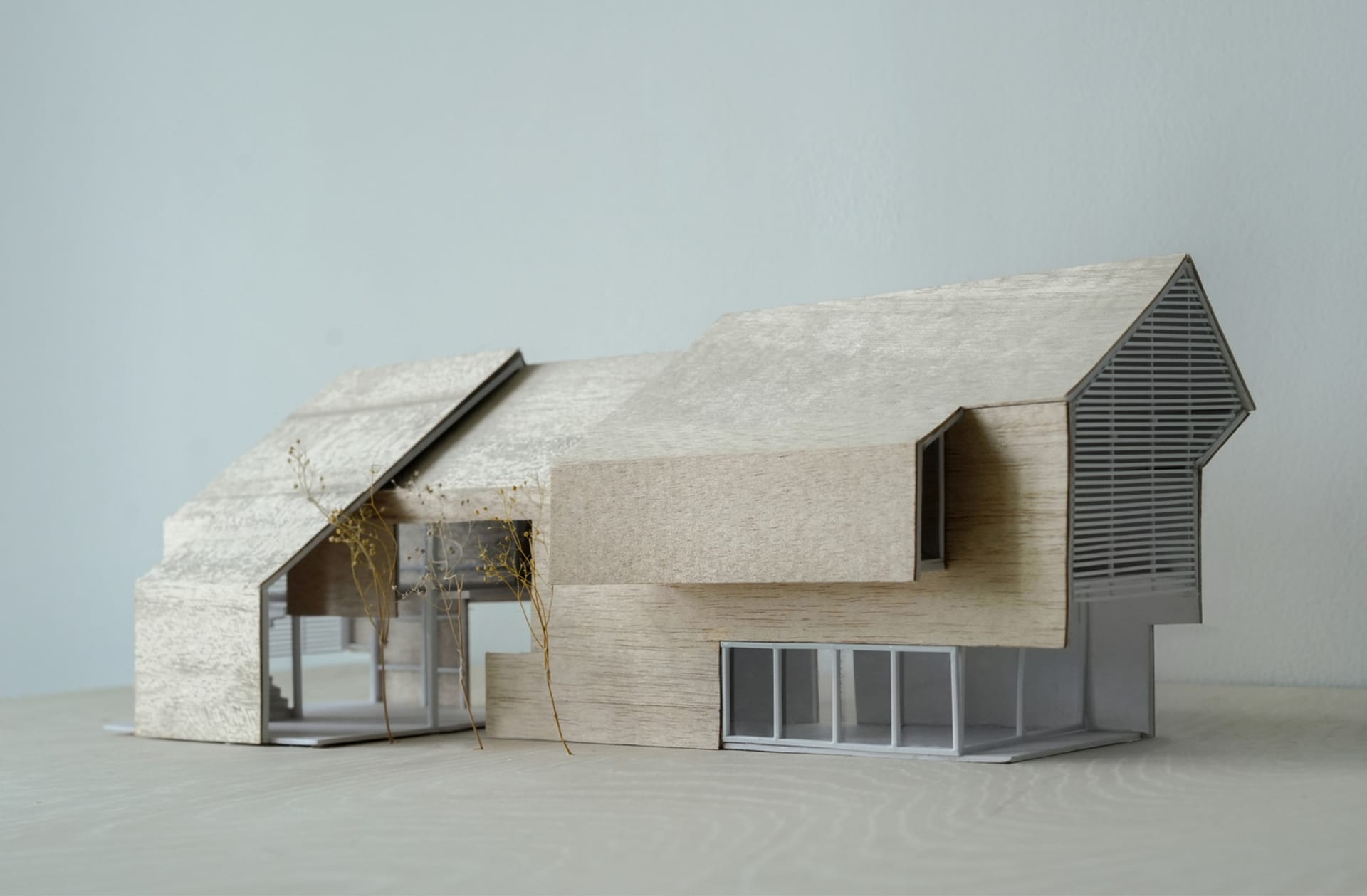 木屋建築模型，具備大窗與小窗、兩扇門，並營造溫暖親切的氛圍