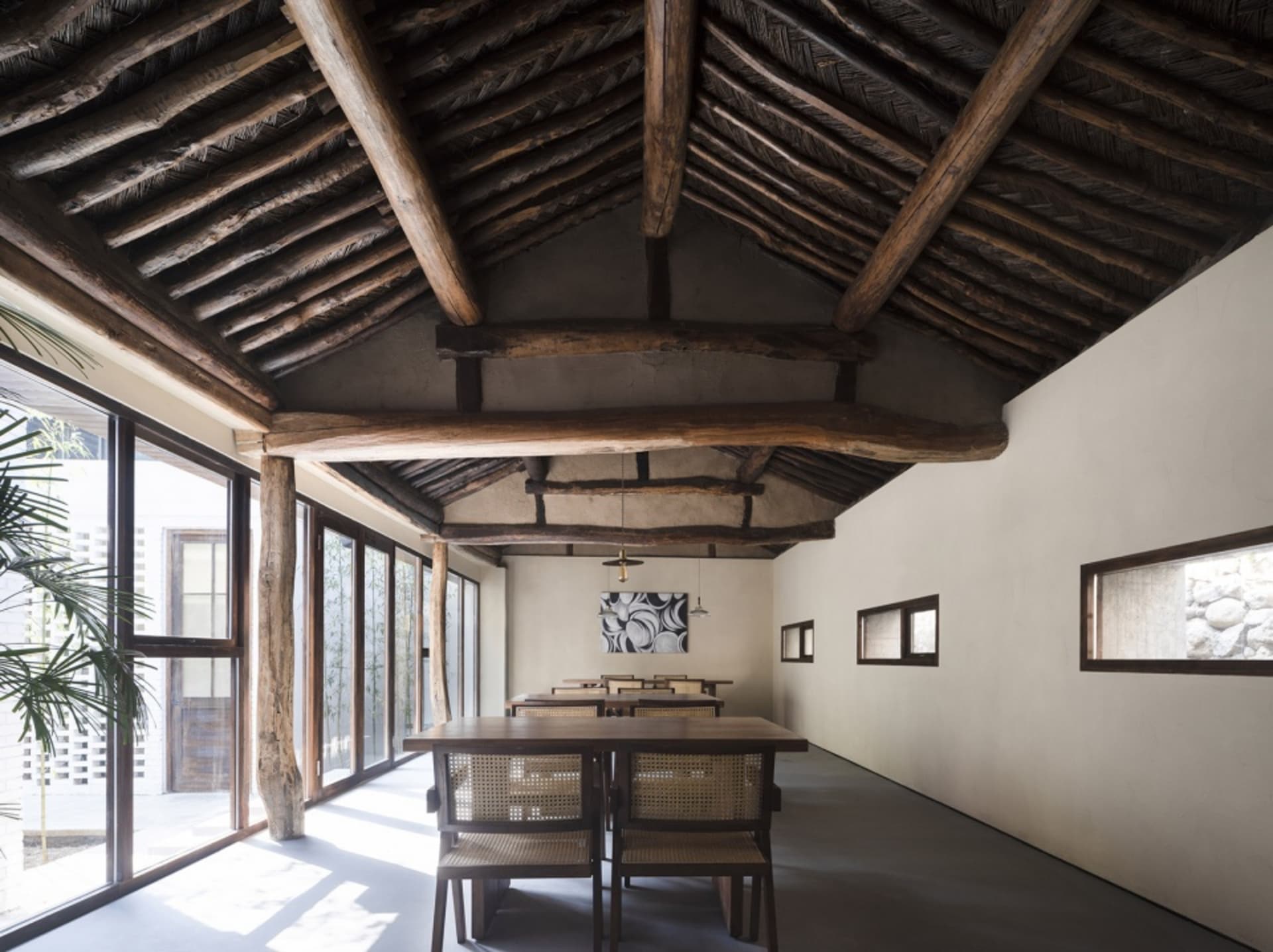 溫馨的餐廳空間，配有木質天花板、餐桌與四張椅子，燈光柔和營造溫暖氛圍