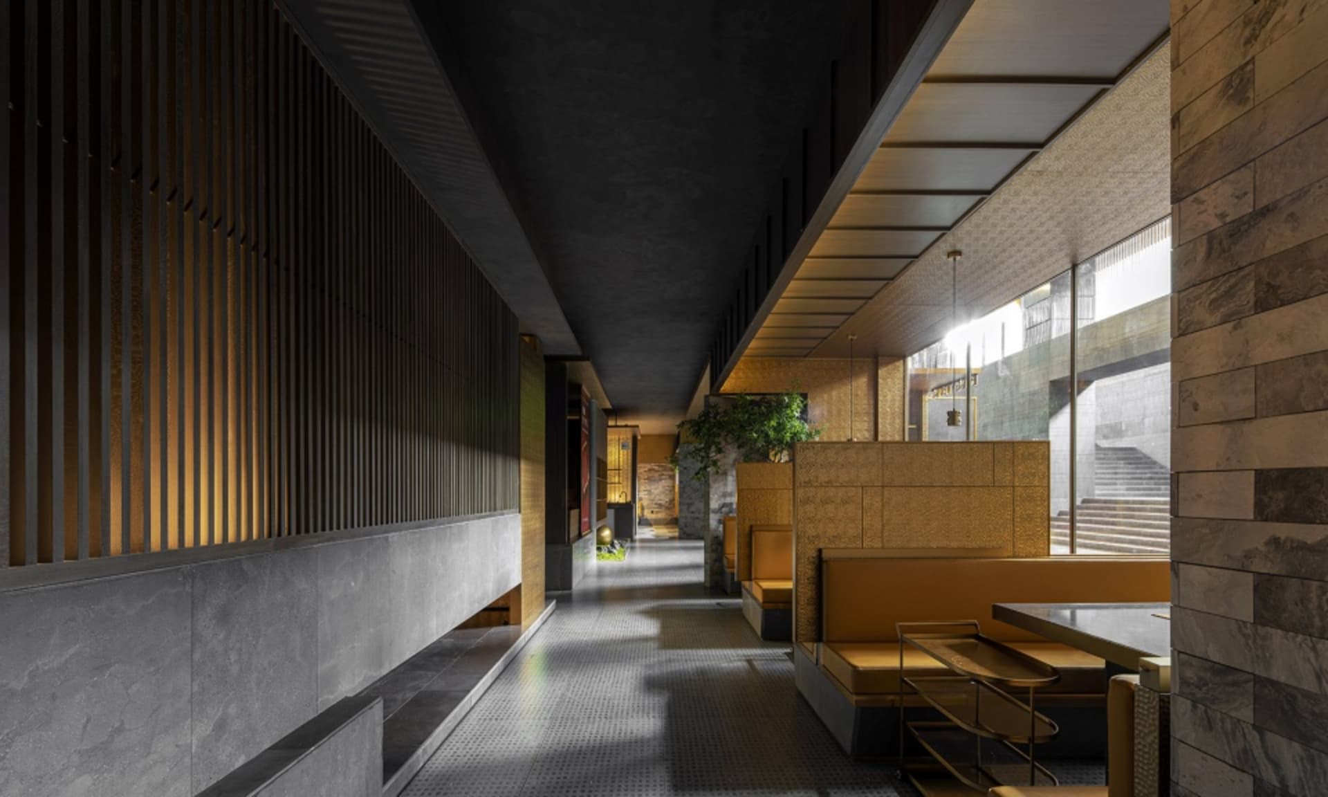 木飾面板餐廳用餐區，設有多張餐桌、椅子與盆栽，營造溫暖親切的氛圍