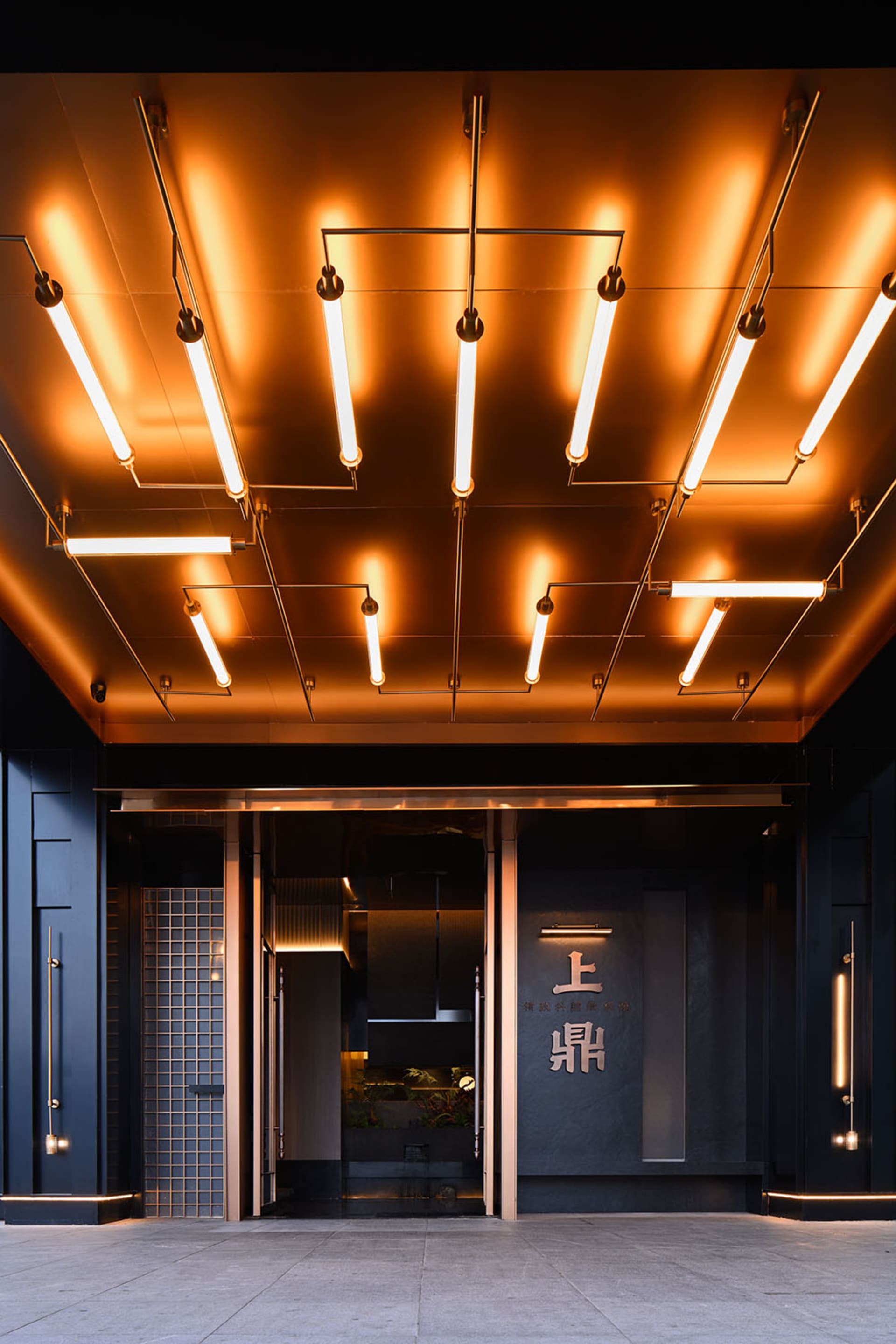 餐廳內部景觀，附廚房區包含冰箱、水槽及檯面上的兩個碗