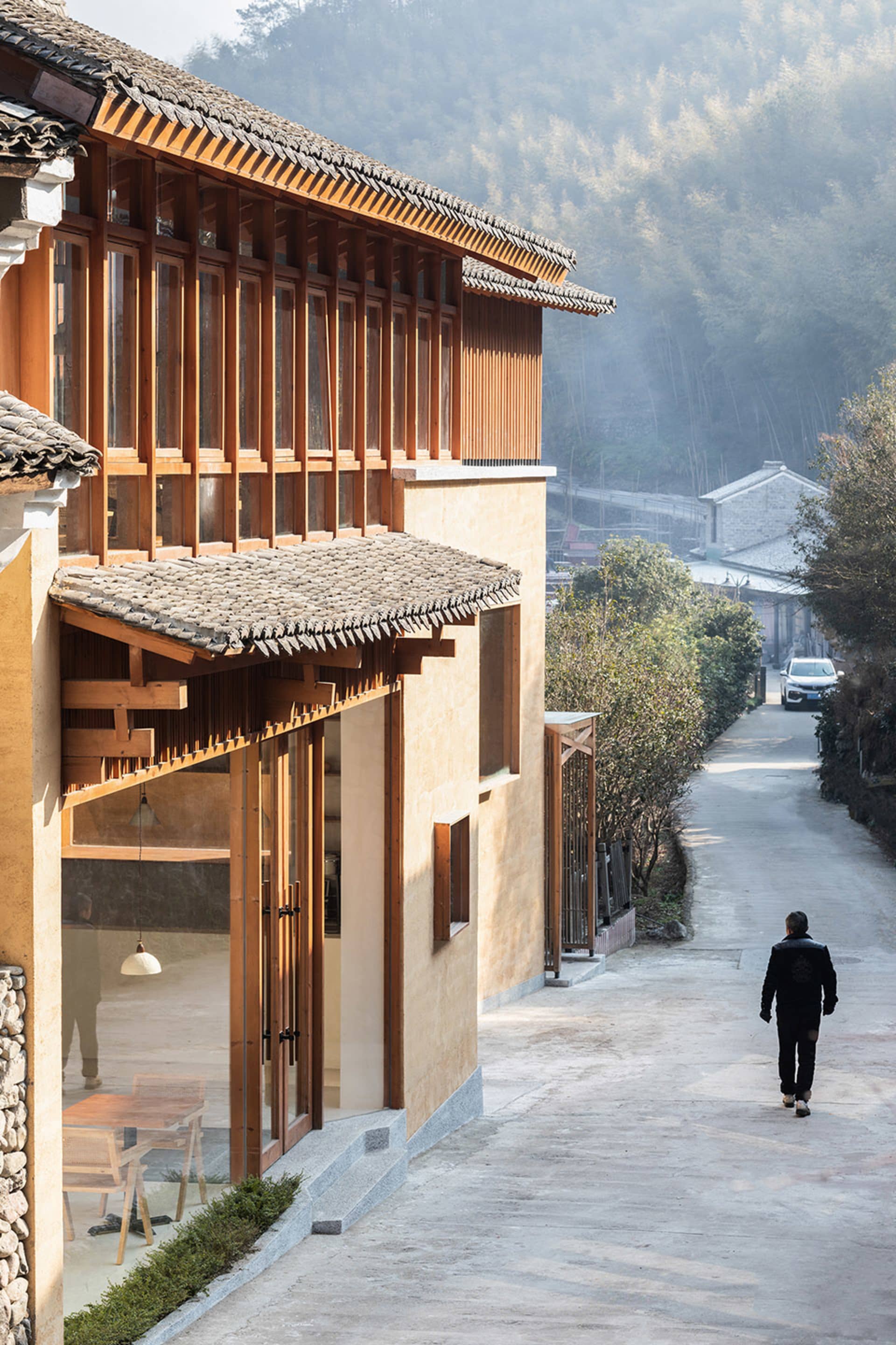 木牆、石頂亞洲風建築，周圍環山寧靜庭院