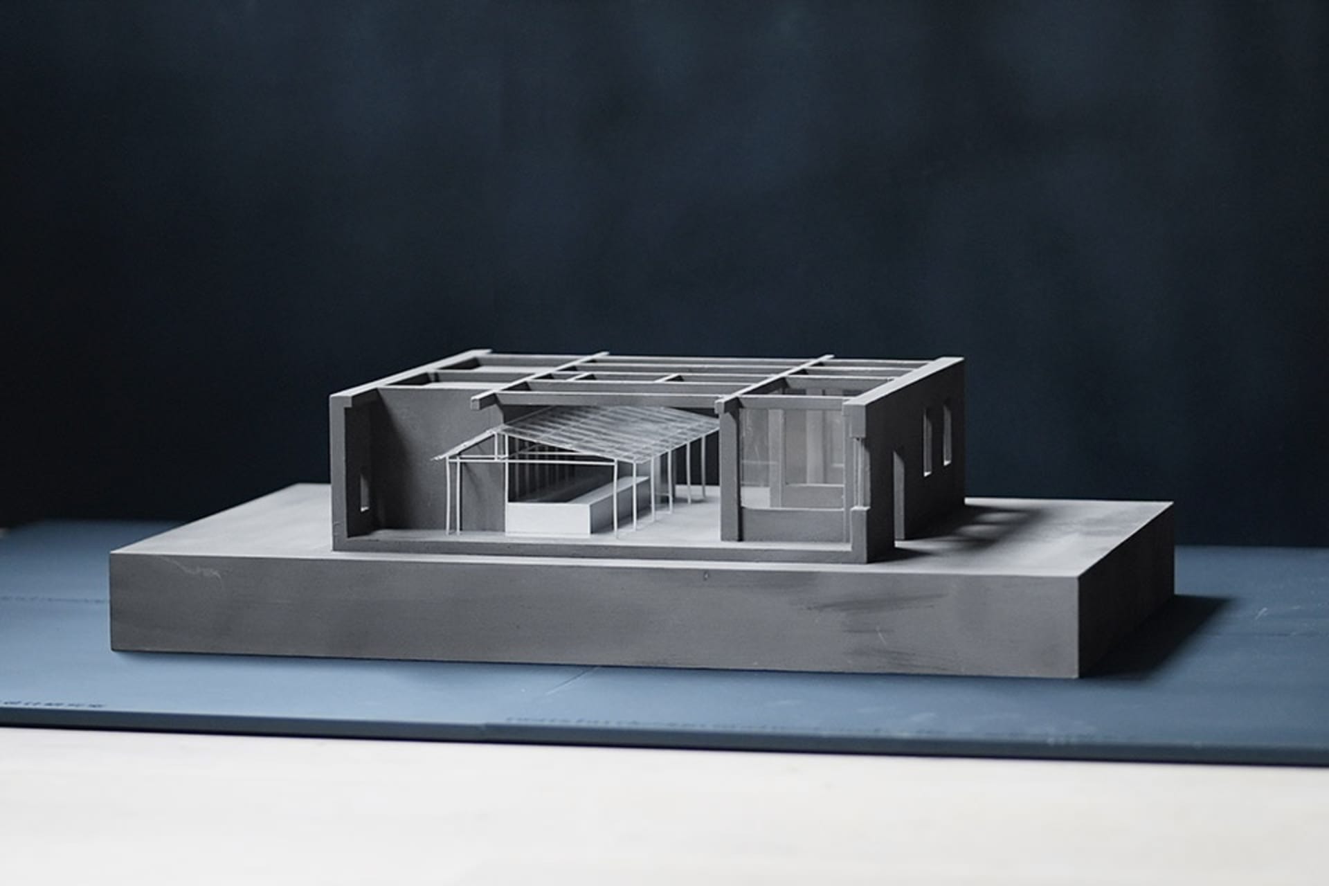 灰階房屋建築模型，具備精緻設計元素與構圖