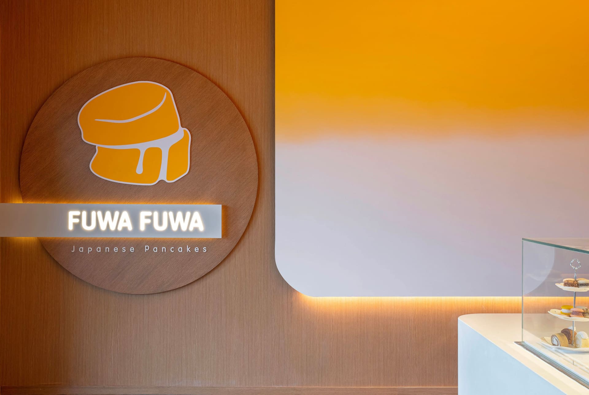 燈光明亮的亞洲餐廳，黃色招牌上有日文「Wawa」