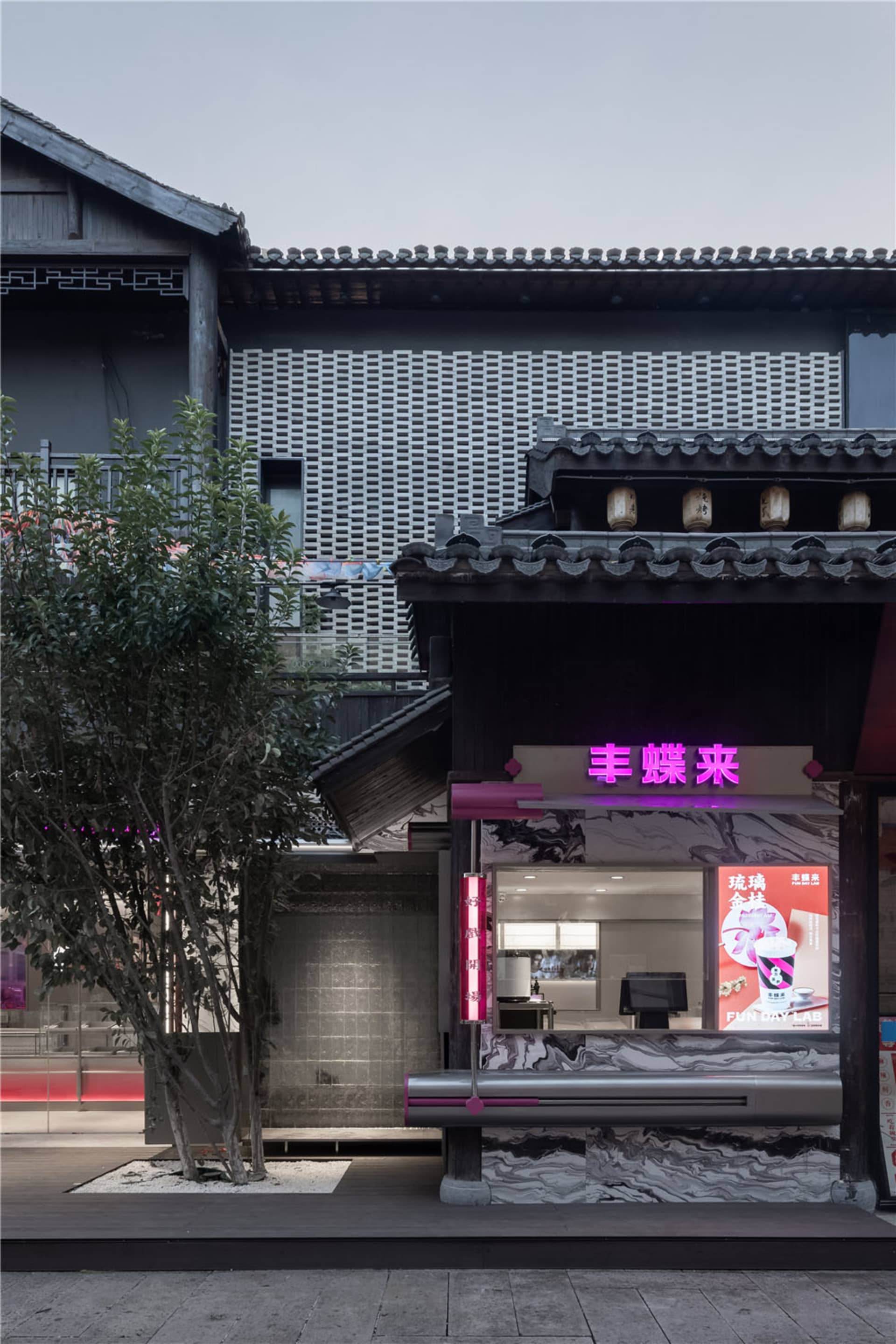 現代亞洲餐廳，採黑白配色、自然光線與舒適顧客座位