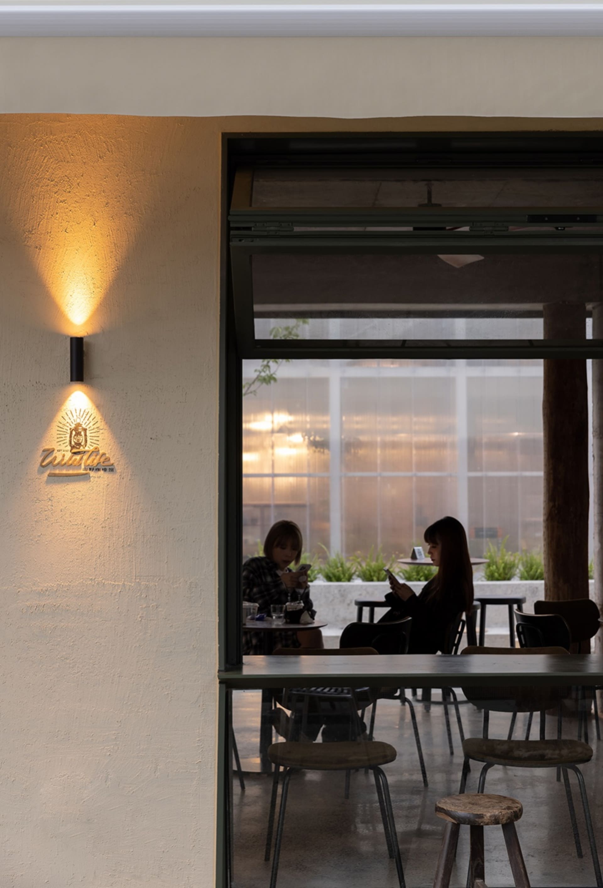 木質家具的休閒用餐區，人們社交聚餐享受美食