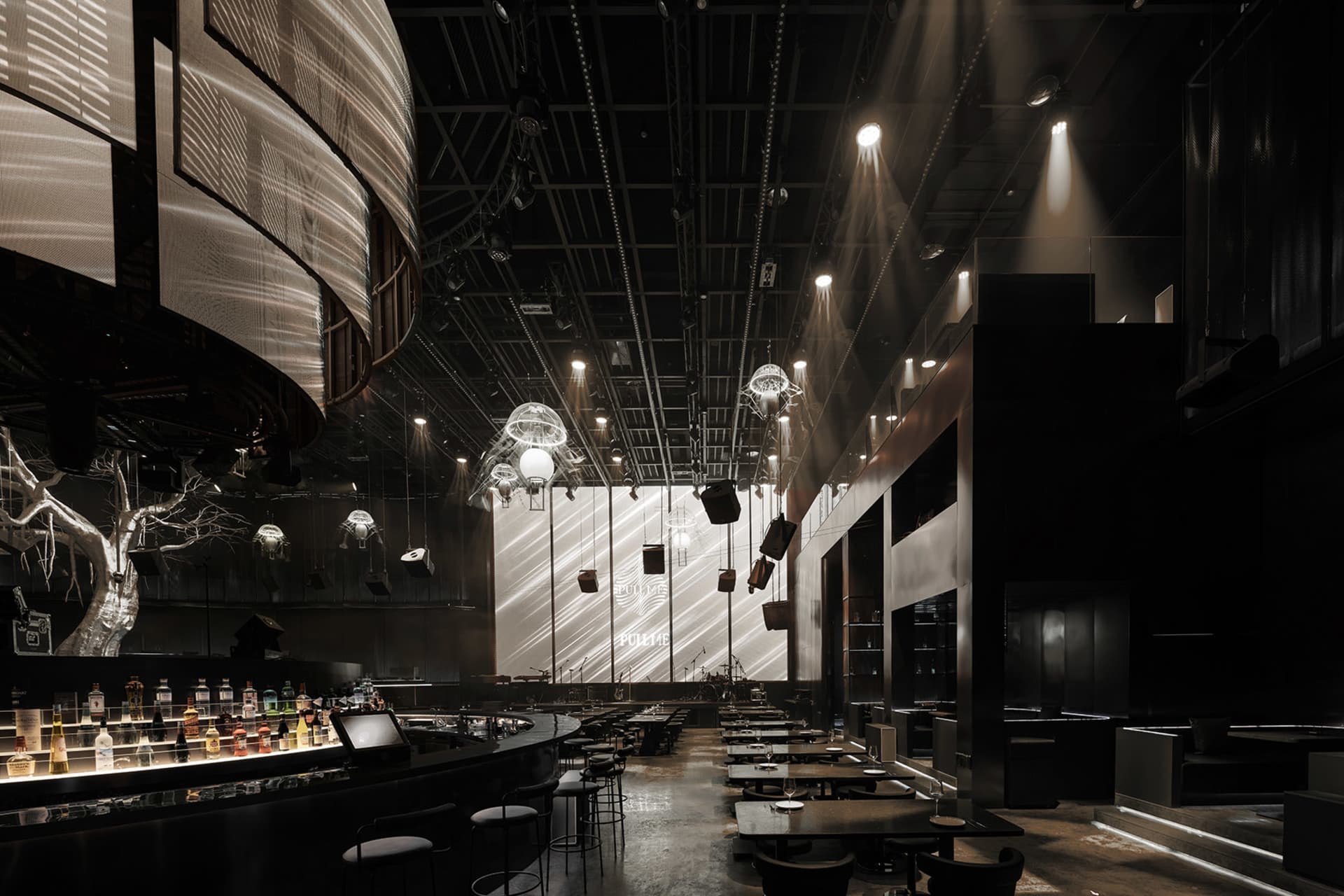 現代酒吧與用餐區，木質地板、木質家具，融合照片與渲染元素，包含餐桌、椅子、酒瓶與杯具