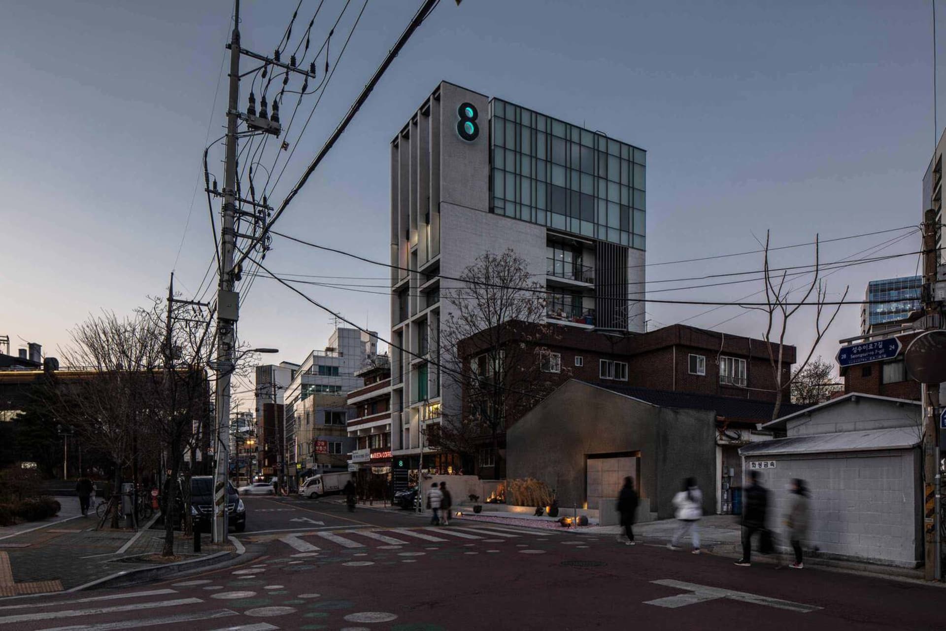 繁忙的都市街景，現代建築與人行道上行人