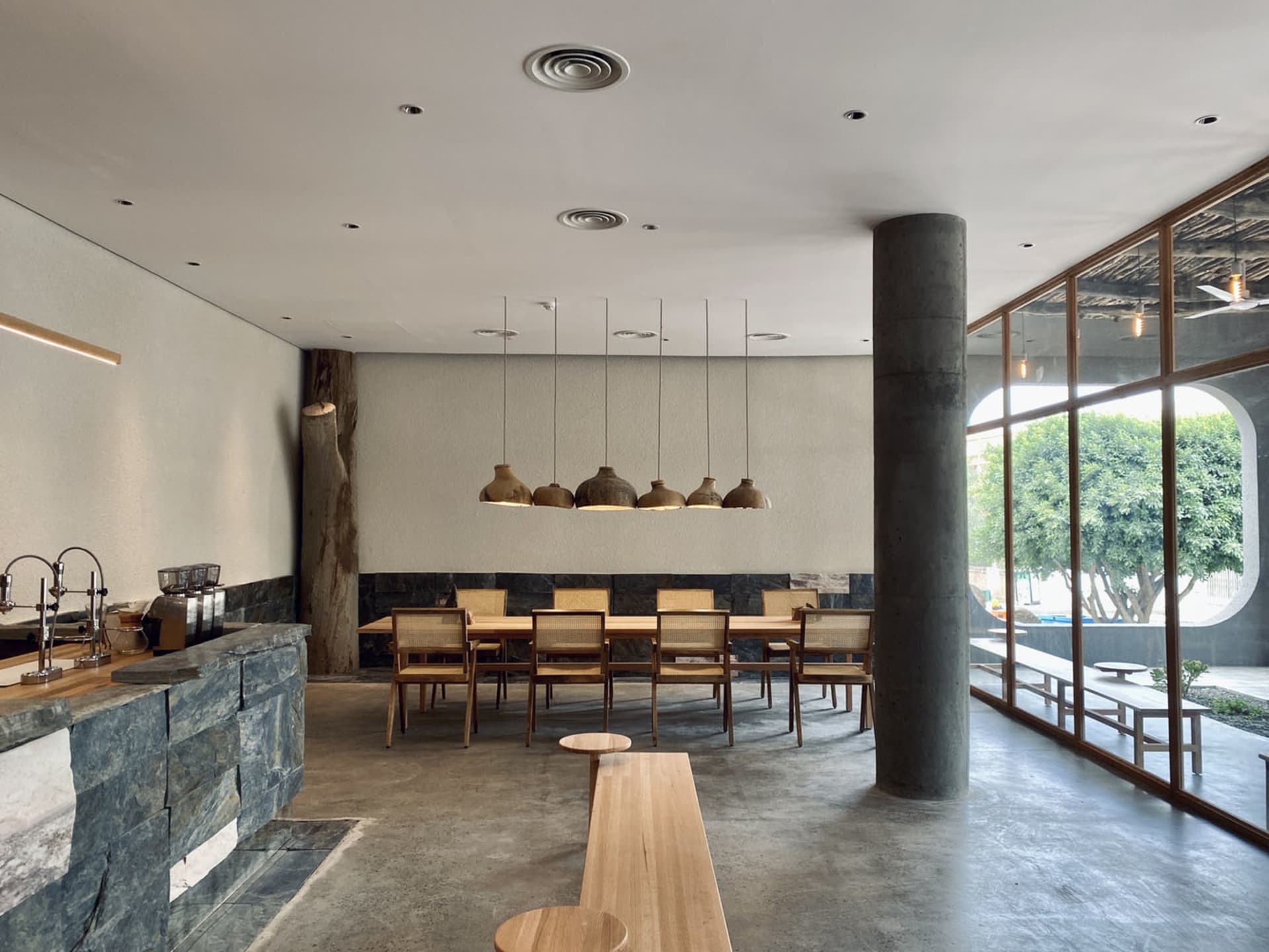 開放式餐廳內部，配有大型木質餐桌與相襯木椅，空間光線充足