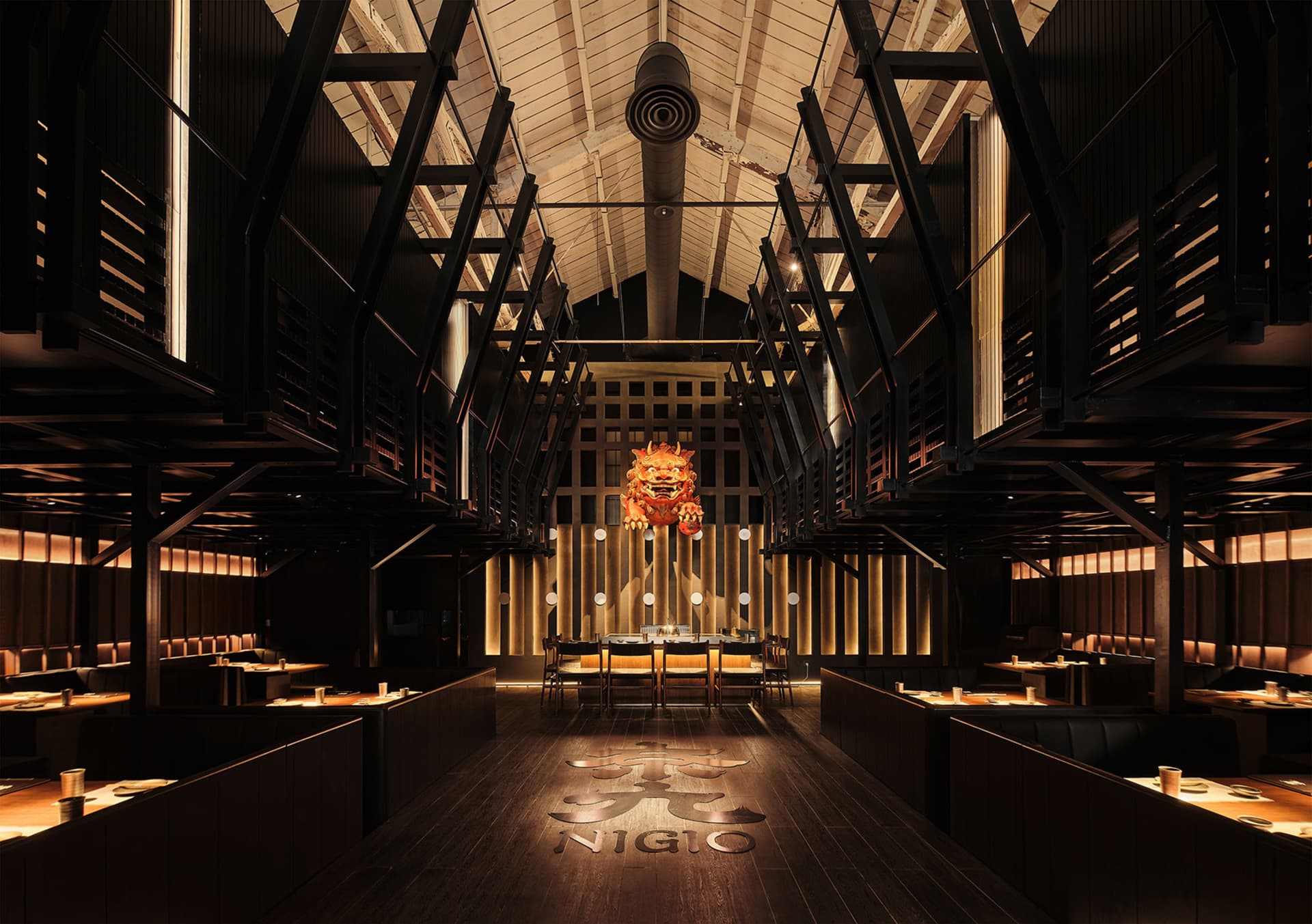 溫馨吸引人的餐廳內部，高挑天花板、木質地板與多張餐桌