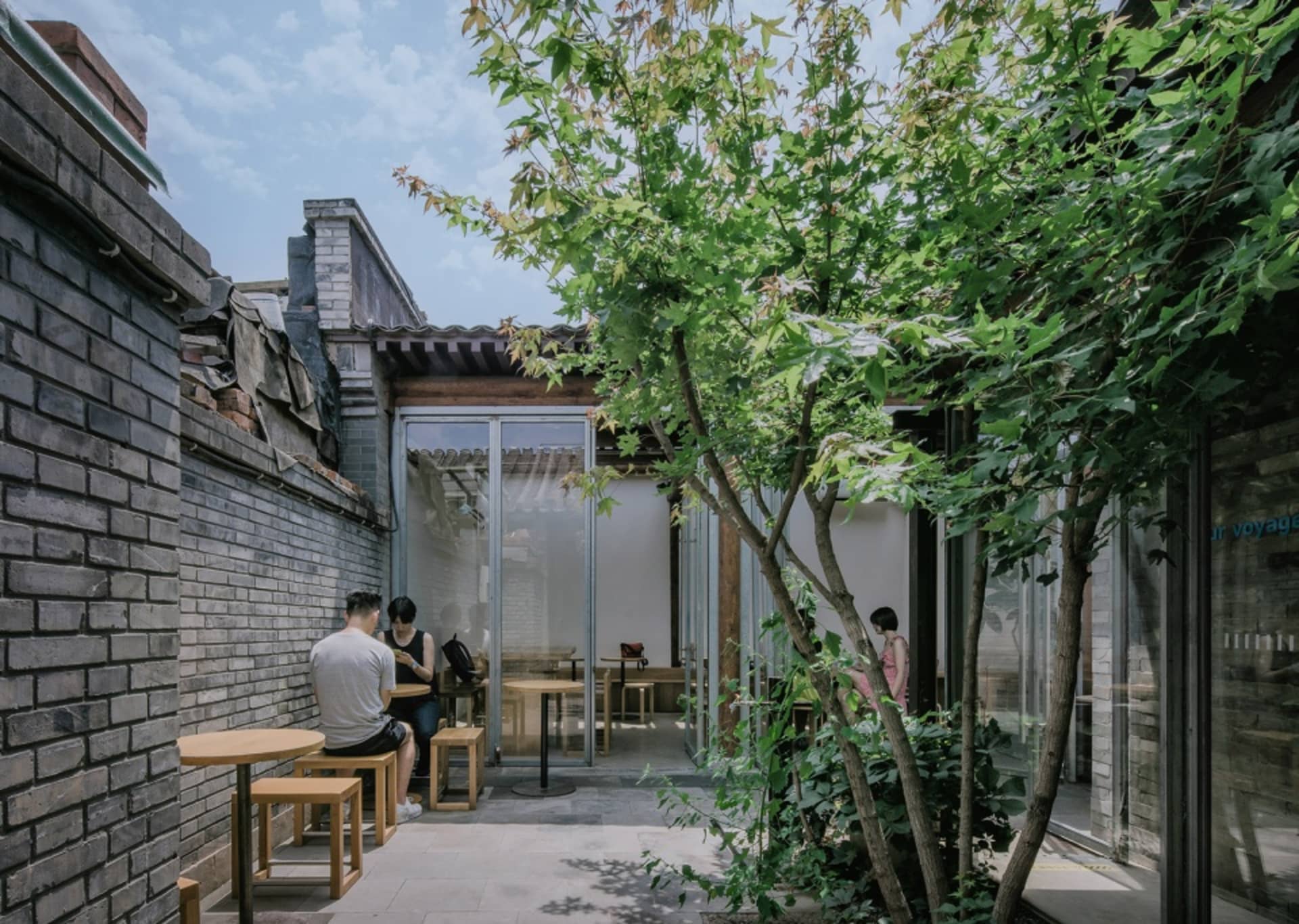 溫馨餐廳用餐空間，配木質地板、玻璃隔間與現代家具，設有多張桌椅適合社交與享用餐點