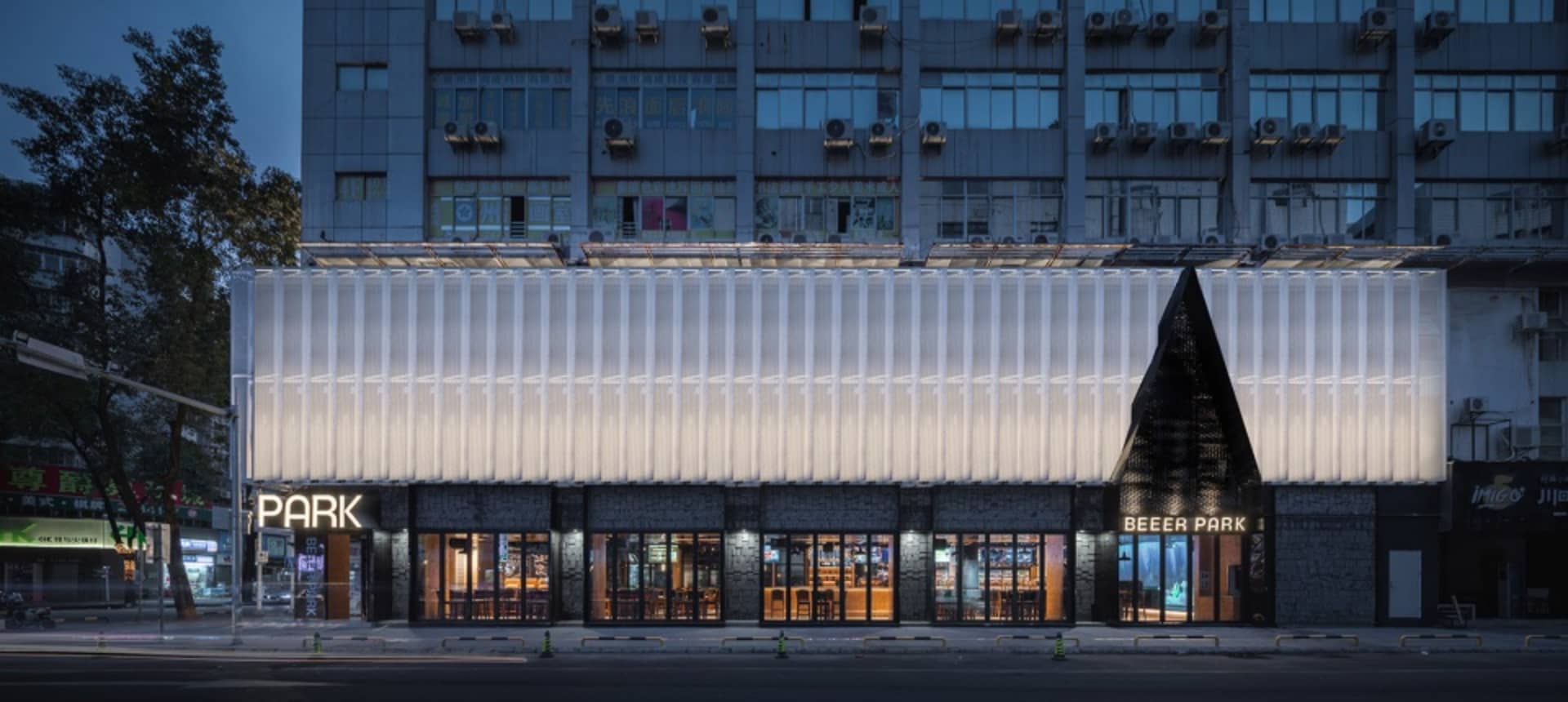 現代建築擁有白色立面，獨特圖案與眾多窗戶，位於城市環境中
